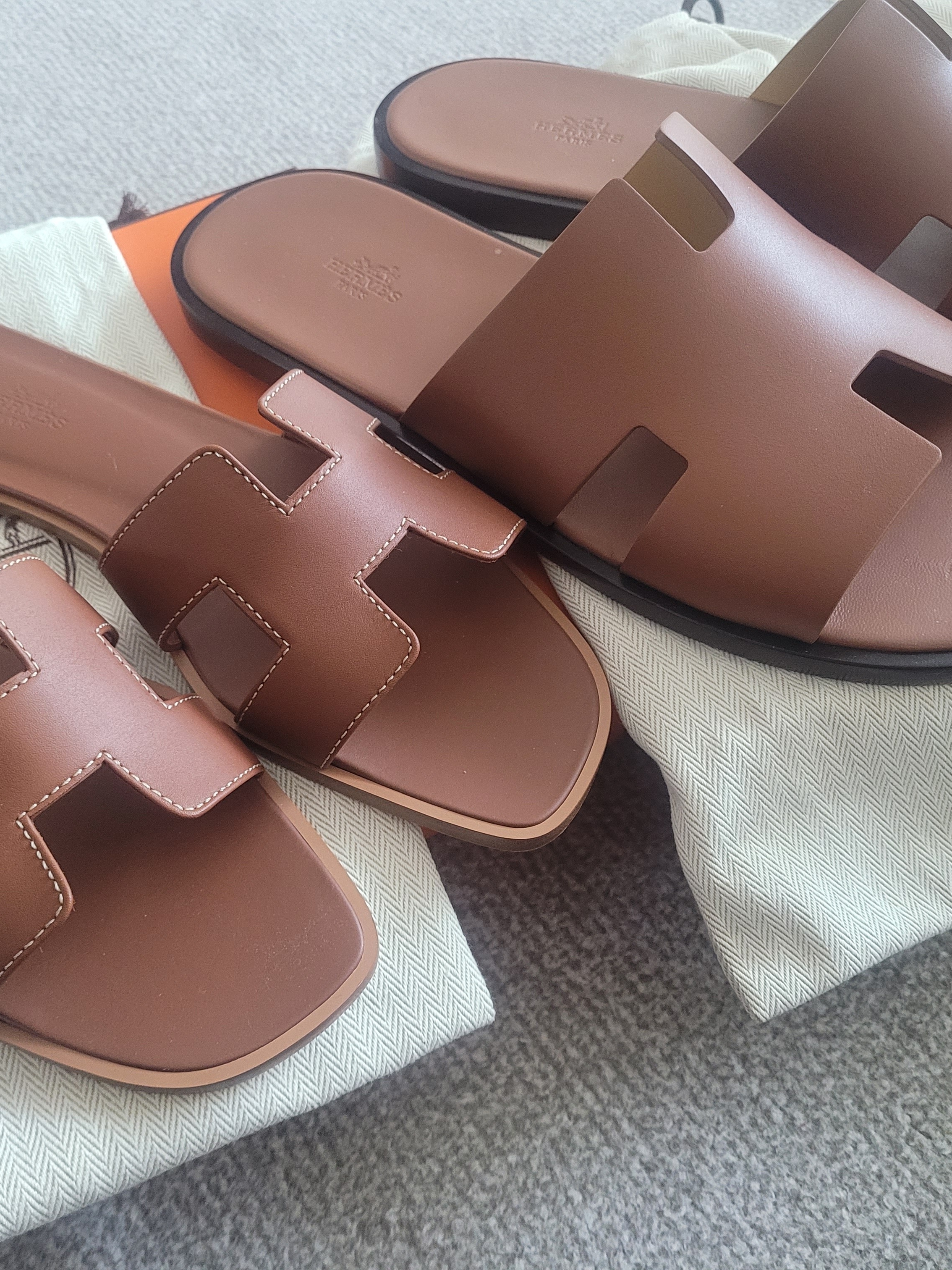 Hermes Izmir Sandal Calfskin & Gold, (W) Hermes Oran Sandal Calfskin & Gold Piqures Ecrues 착용 스타일 - 2