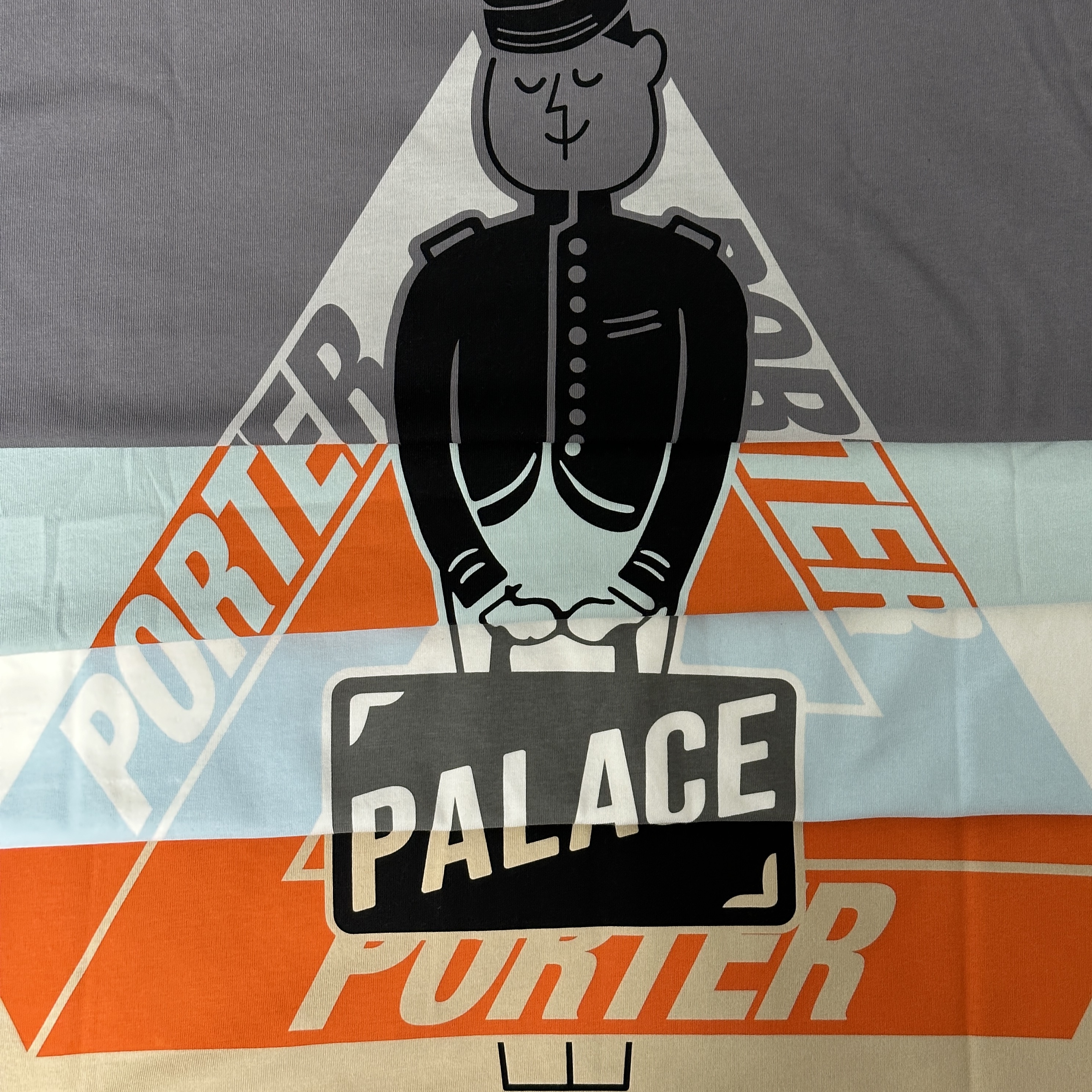 Palace x Porter Tri-Ferg Bell Boy T-Shirt Gray, Palace x Porter Tri-Ferg Bell Boy T-Shirt White 착용 스타일 - 1