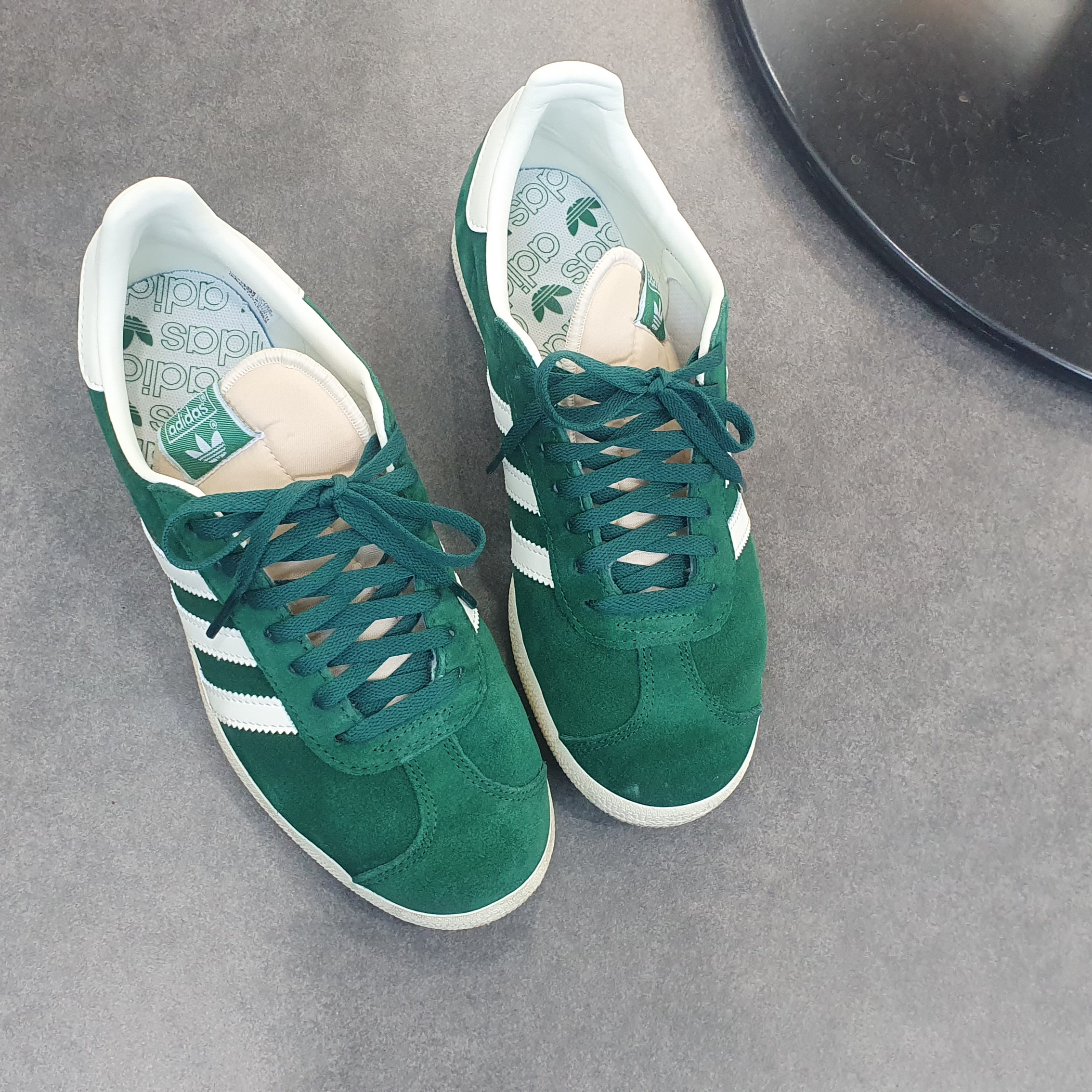 Adidas Gazelle Dark Green Cream White 착용 스타일