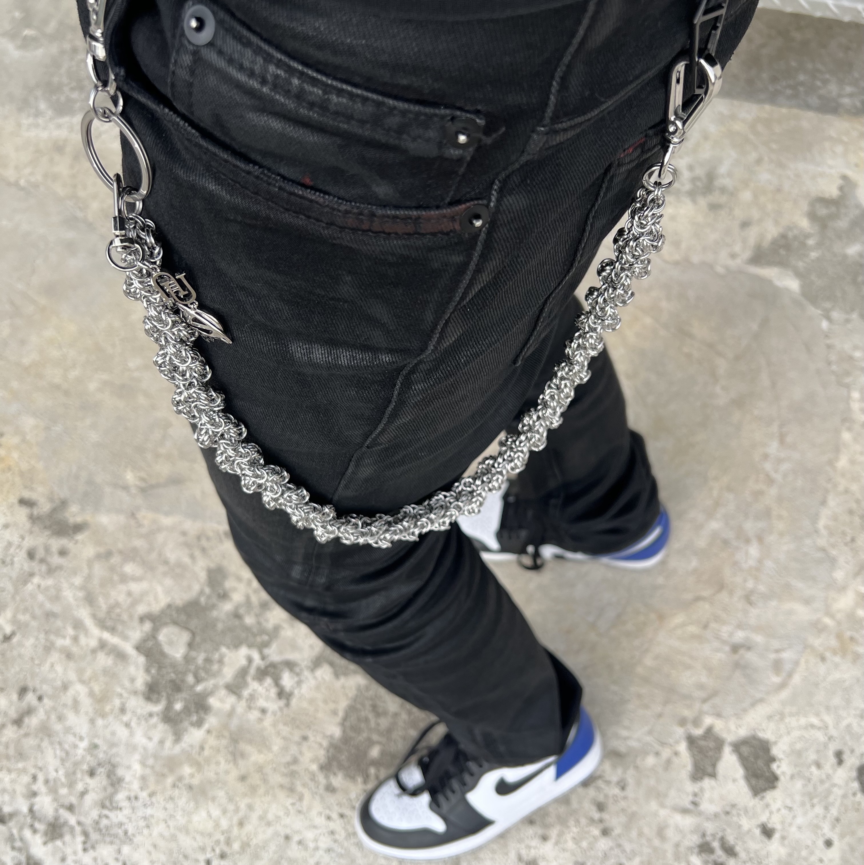 Jordan 1 x Fragment Retro High OG, Undermycar Black Mamba Slim Fit Red Stitch Wax Coating Jeans Rumba Red - 22FW 착용 스타일