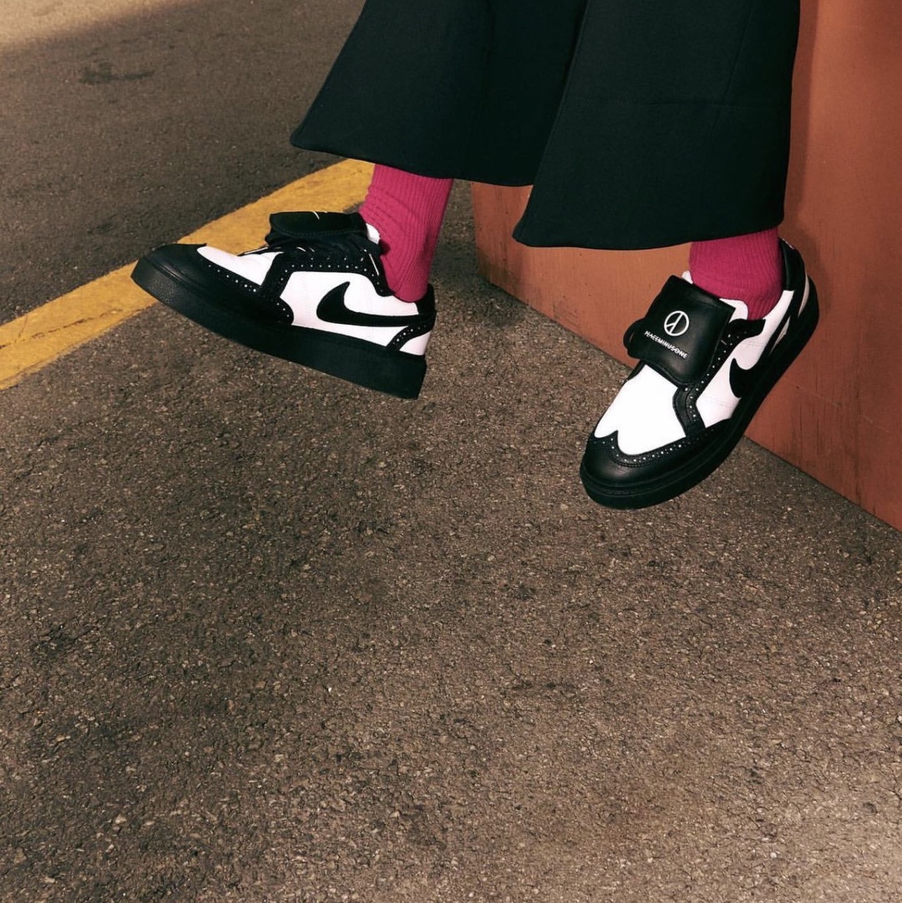 Nike x Peaceminusone Kwondo1 Black and White 착용 스타일 - 3