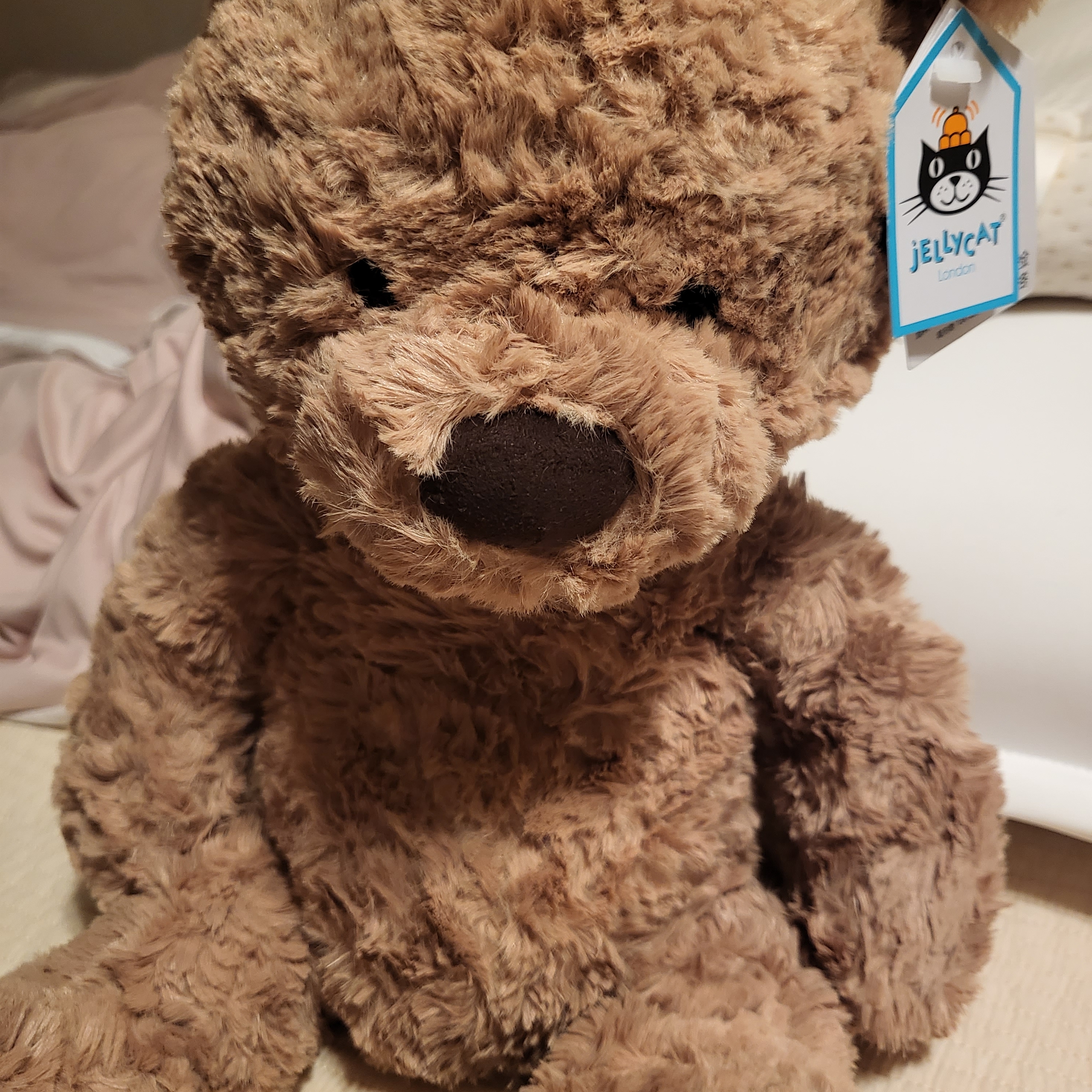 Jellycat Bumbly Bear Medium Brown 착용 스타일 - 2