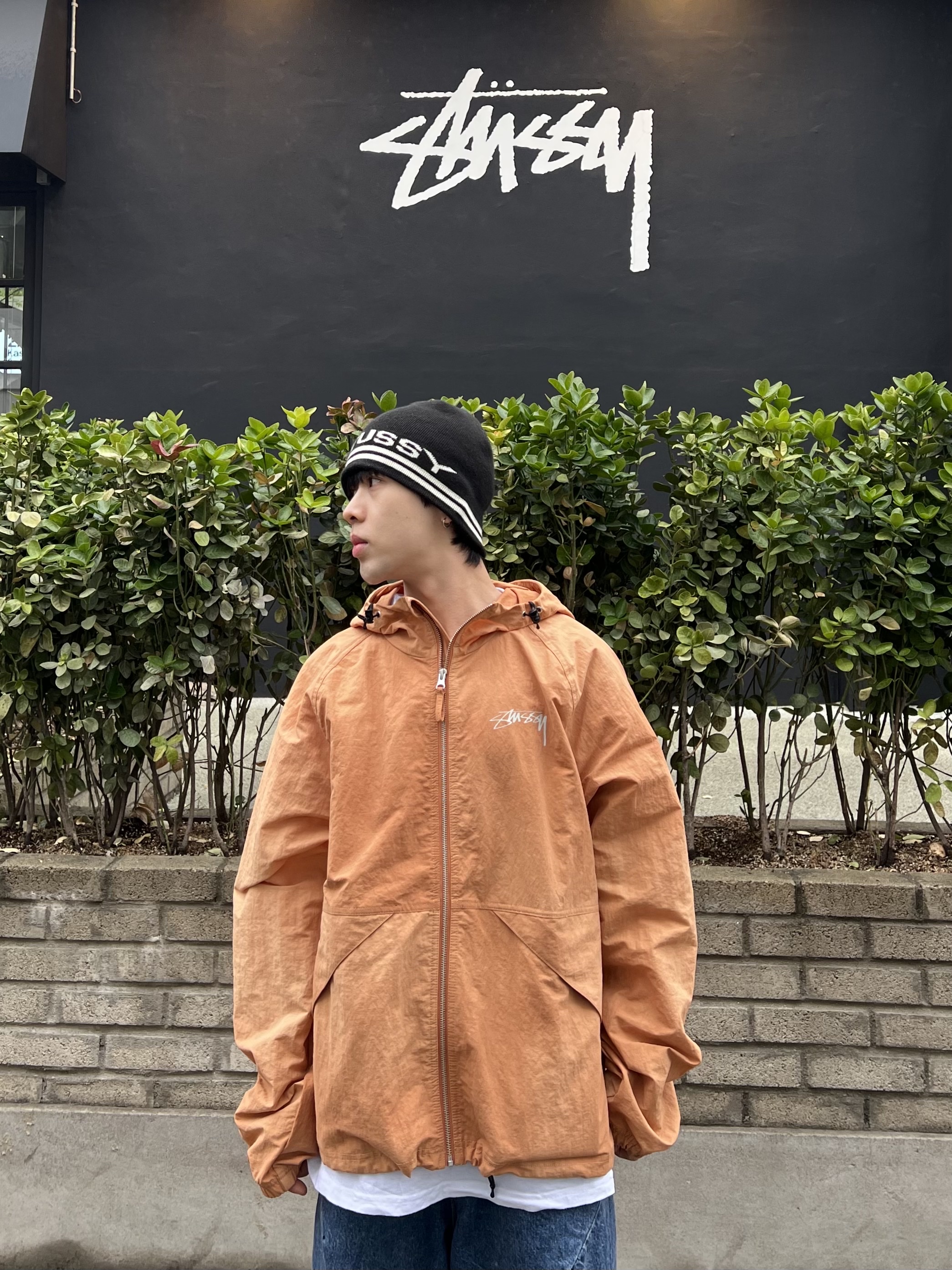 Stussy Wave Dye Beach Shell Jacket Orange, Nike Air Force 1 '07 WB Flax 착용 스타일 - 3