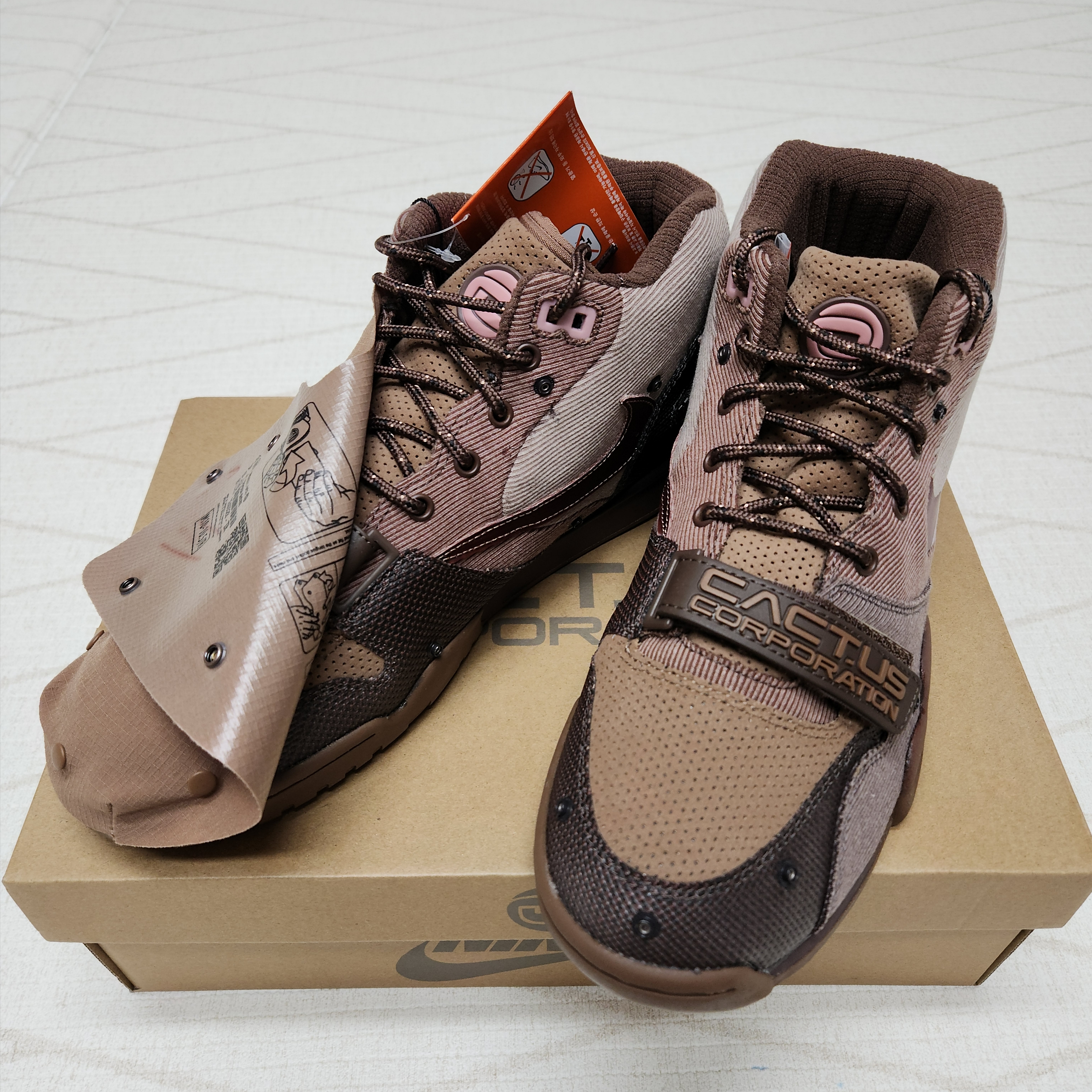 Nike x Travis Scott Air Trainer 1 Archaeo Brown and Rust Pink 착용 스타일 - 1