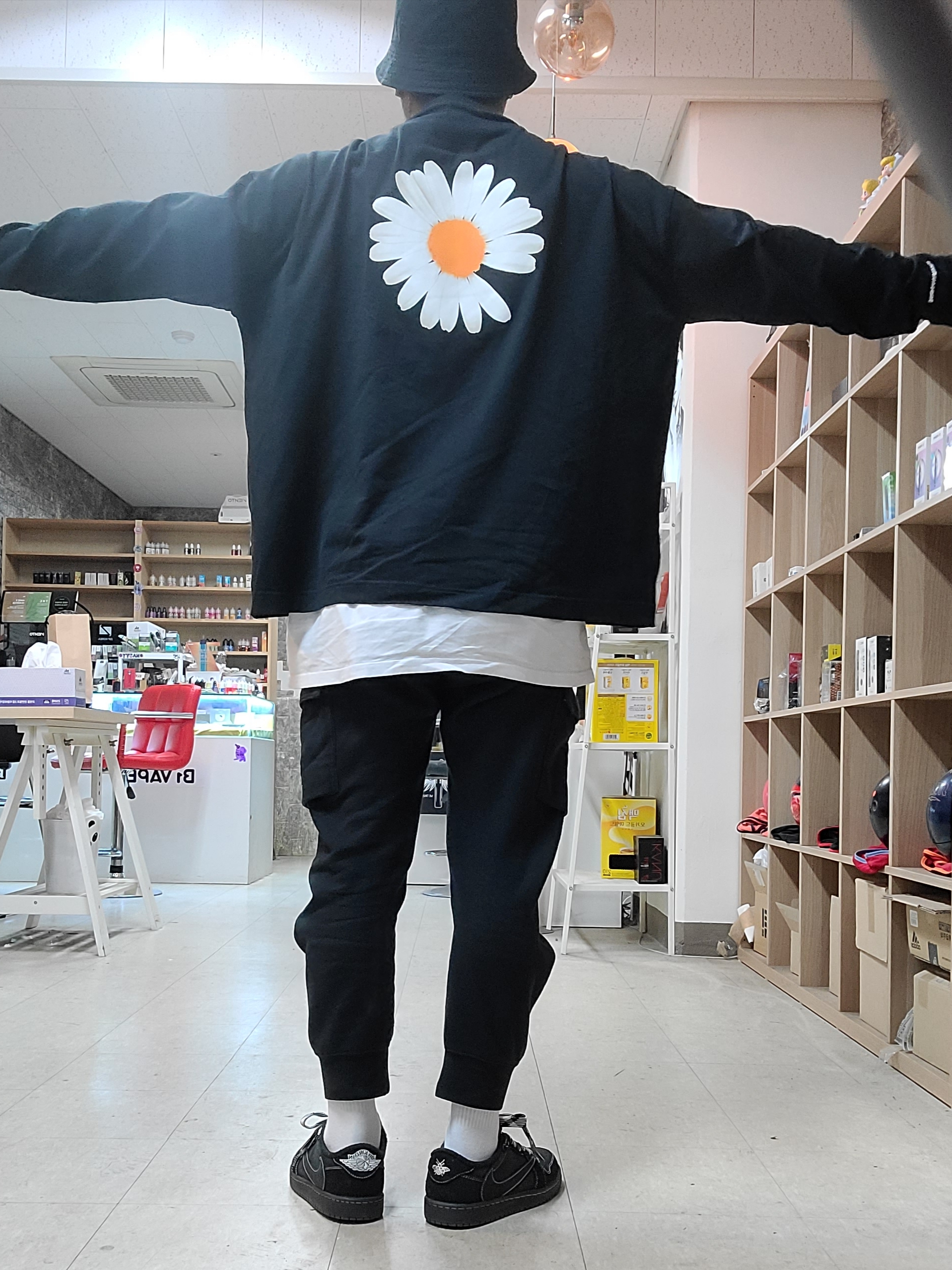 Nike x Peaceminusone LS T-Shirt Black (DR0098-010), Jordan 1 x Travis Scott Retro Low OG SP Black Phantom 착용 스타일