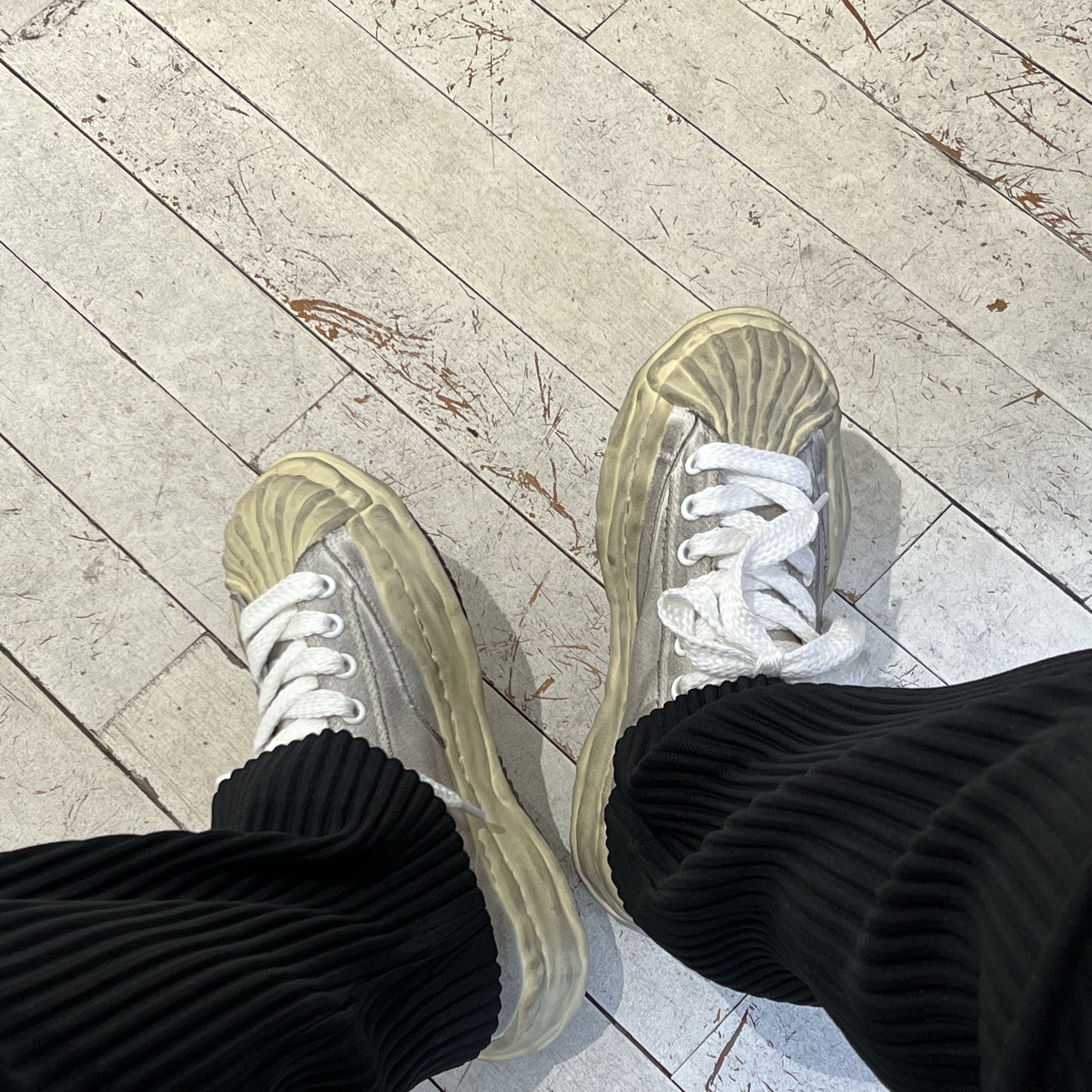 Maison Mihara Yasuhiro Blakey OG Sole Distressed Canvas Low-top Sneakers White 착용 스타일
