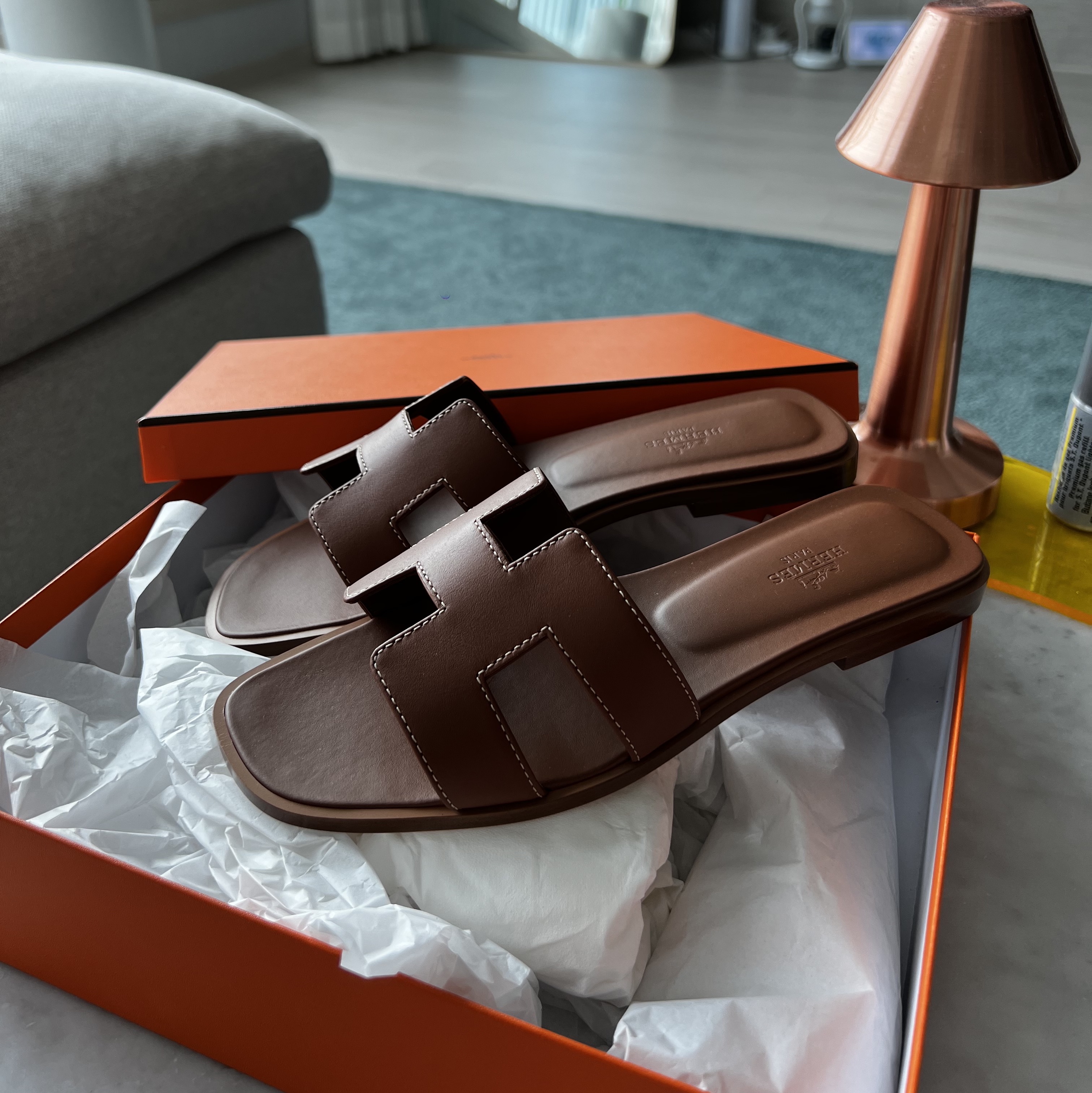 (W) Hermes Oran Sandal Calfskin & Gold Piqures Ecrues 착용 스타일
