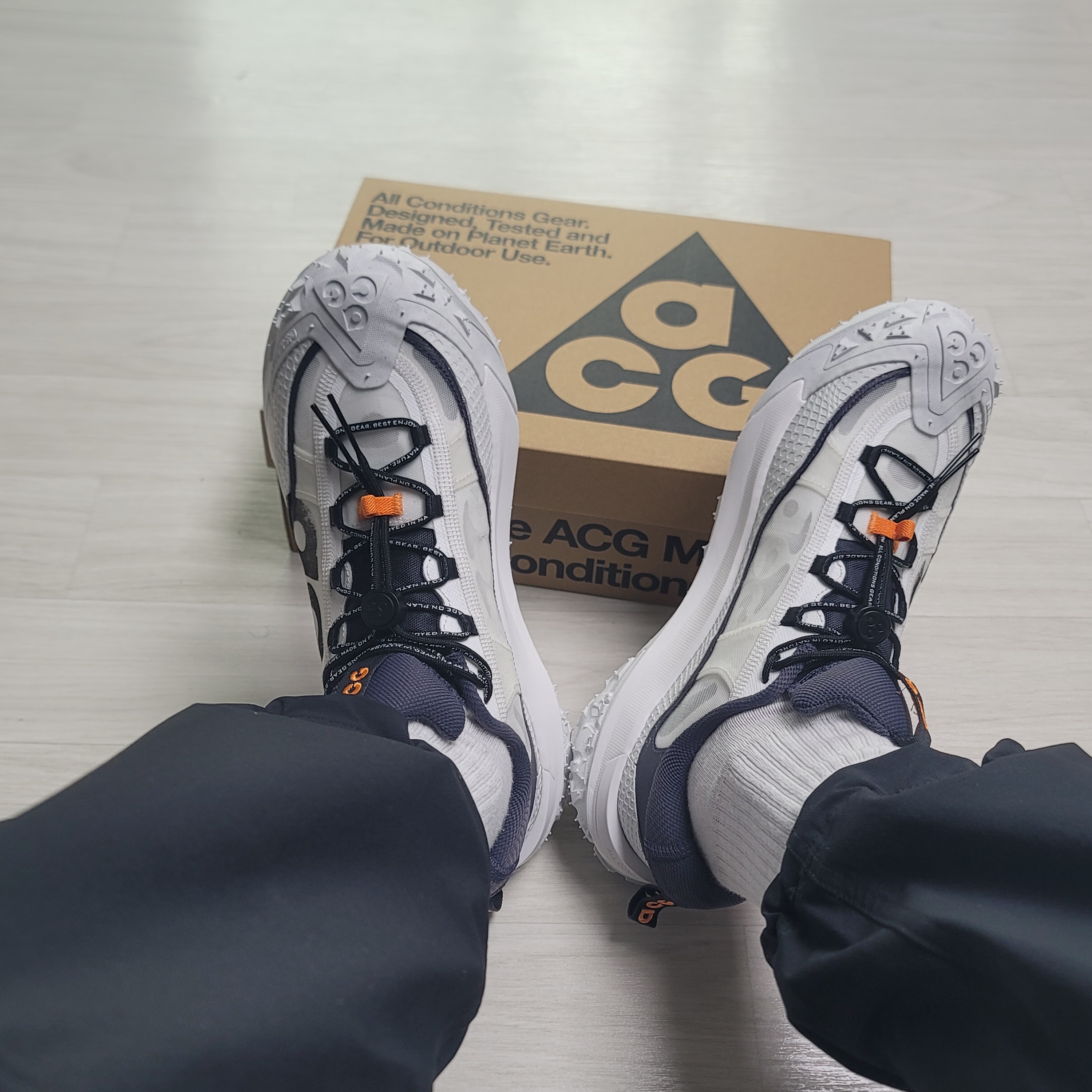 Nike ACG Mountain Fly 2 Low Summit White and Bright Mandarin 착용 스타일 - 5