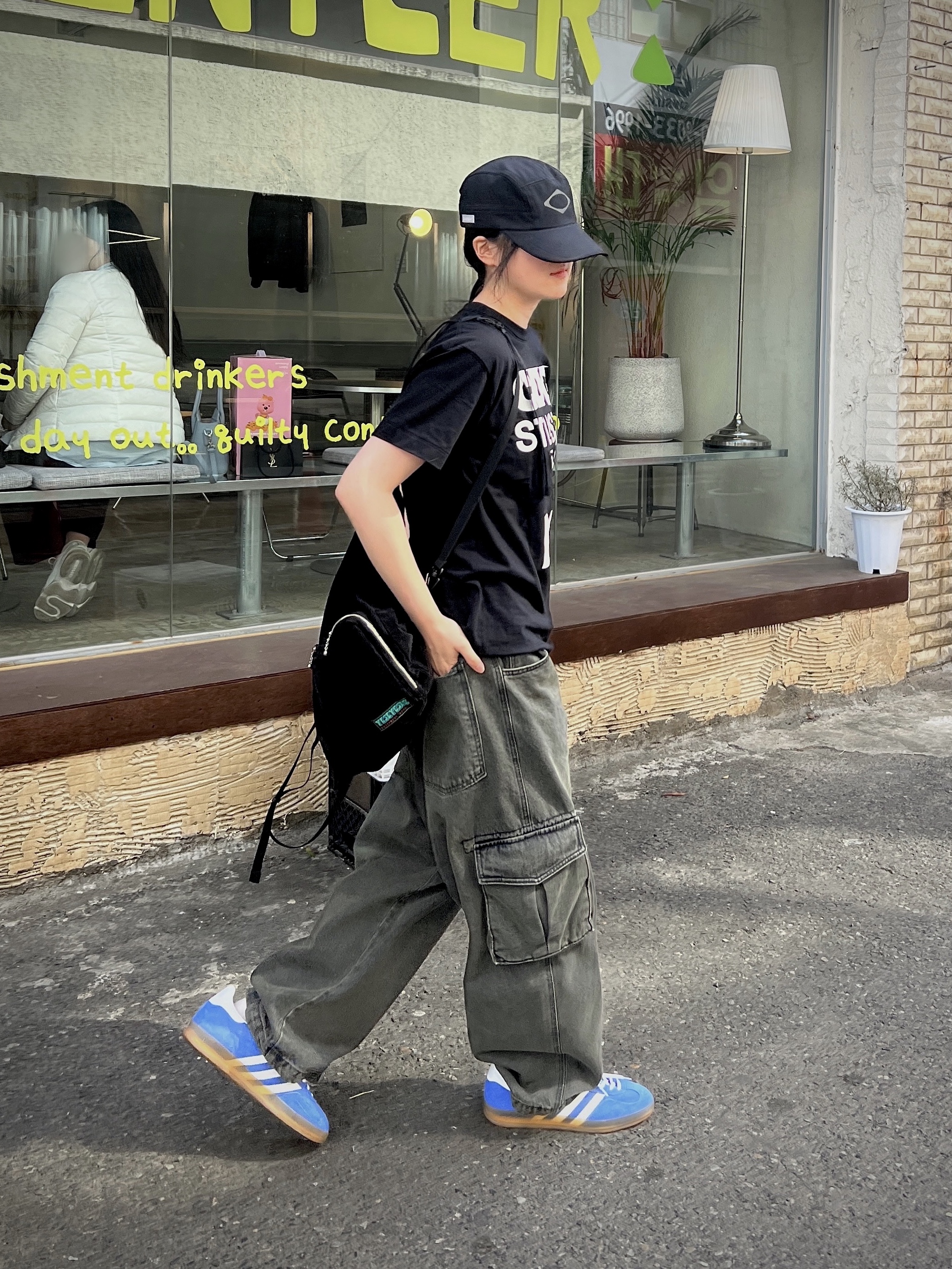 (W) Adidas Gazelle Indoor Blue Fusion Cloud White, CDG x Stussy T-Shirt Black 착용 스타일 - 2
