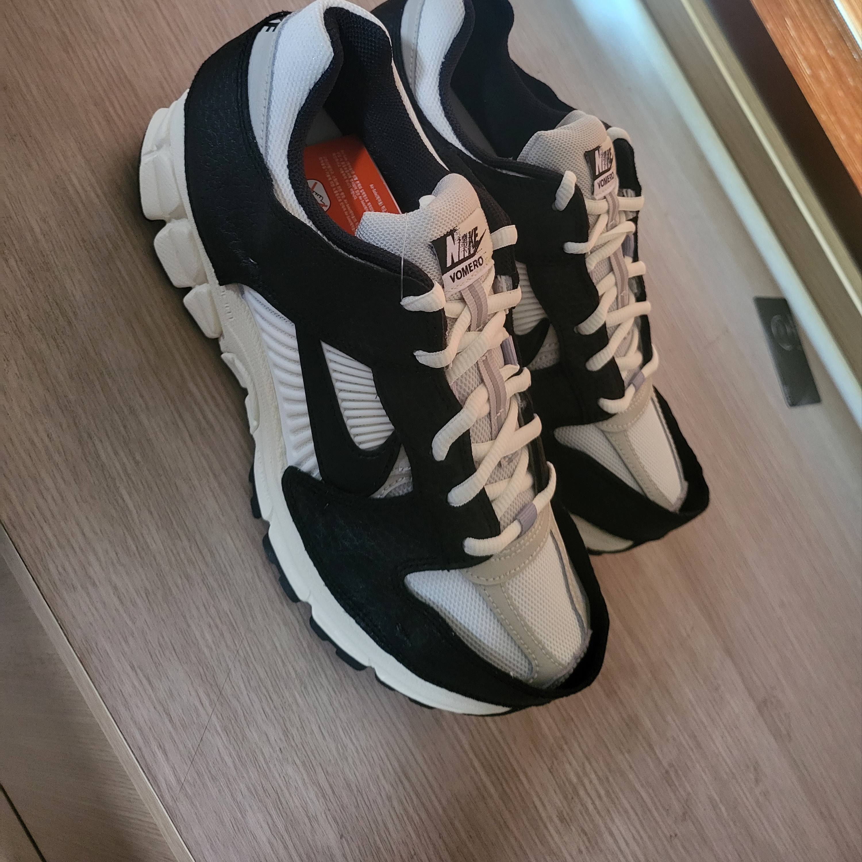 (W) Nike Zoom Vomero 5 Wolf Grey and Black 착용 스타일 - 1