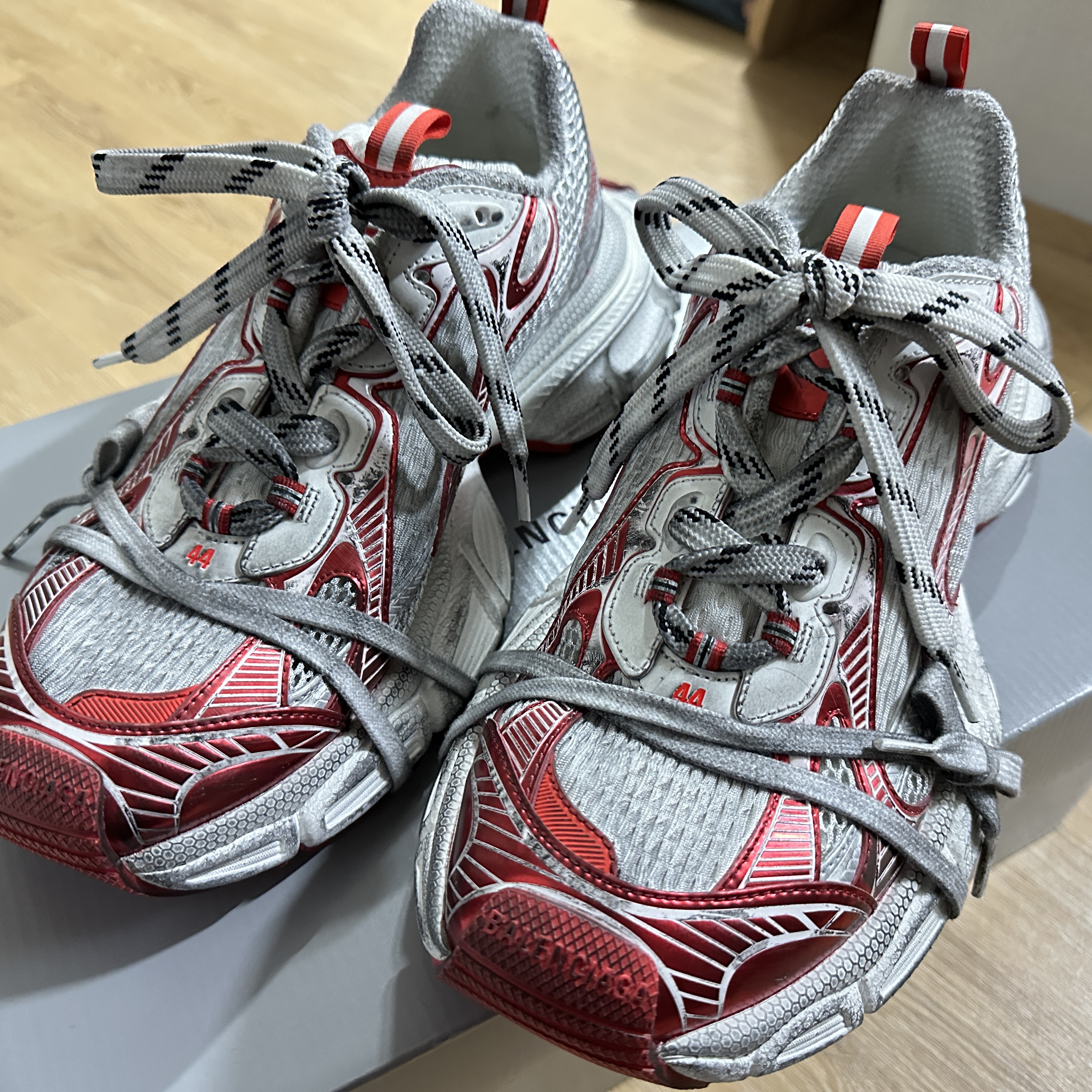 Balenciaga 3XL Sneakers White Red 착용 스타일 - 3