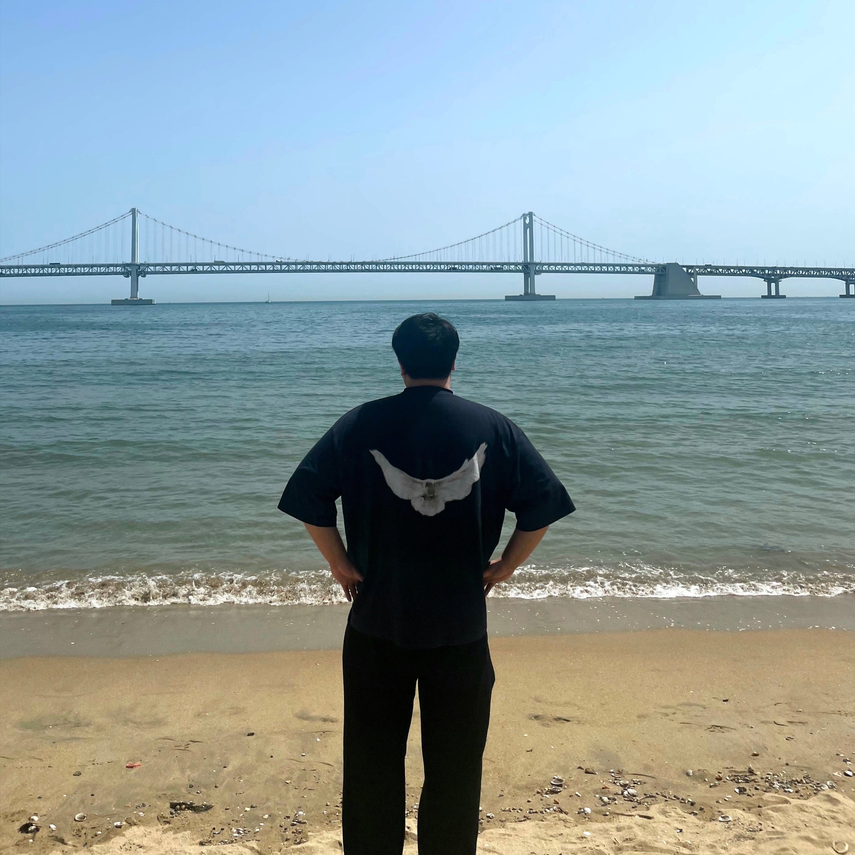 Yeezy Gap Engineered By Balenciaga Dove 3/4 Sleeve T-Shirt Black 착용 스타일