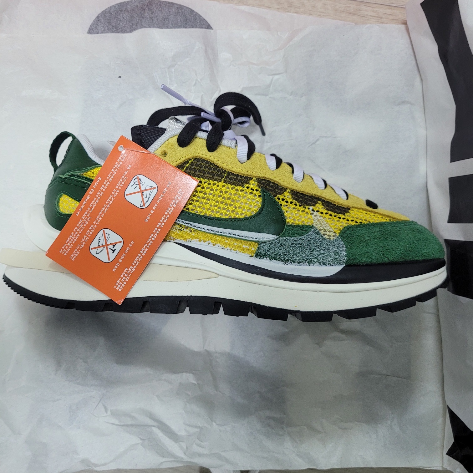 Nike x Sacai VaporWaffle Tour Yellow & Gorge Green Sail 착용 스타일 - 2