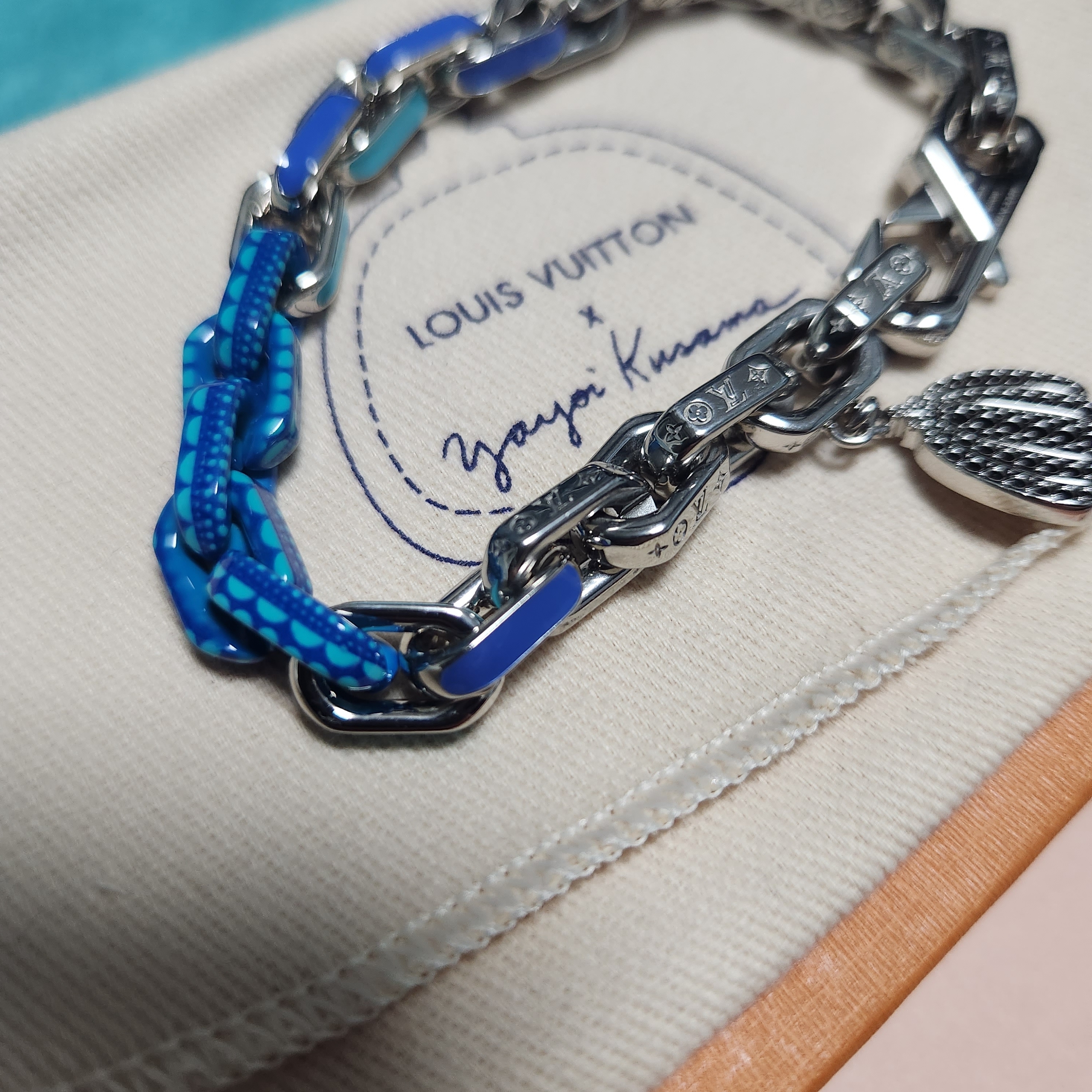 Louis Vuitton x YK Paradise Chain Bracelet Blue 착용 스타일 - 4