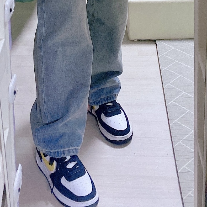 (GS) Nike Air Force 1 LV8 Athletic Club Black Dark Sulfur 착용 스타일