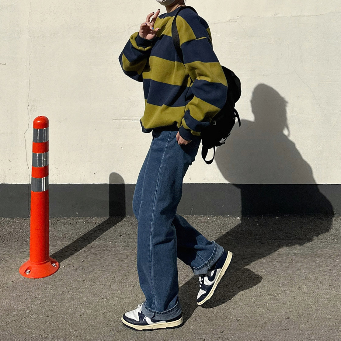 (W) Nike Dunk Low Vintage Midnight Navy, Prada Re-Nylon Small Backpack Black 착용 스타일 - 1