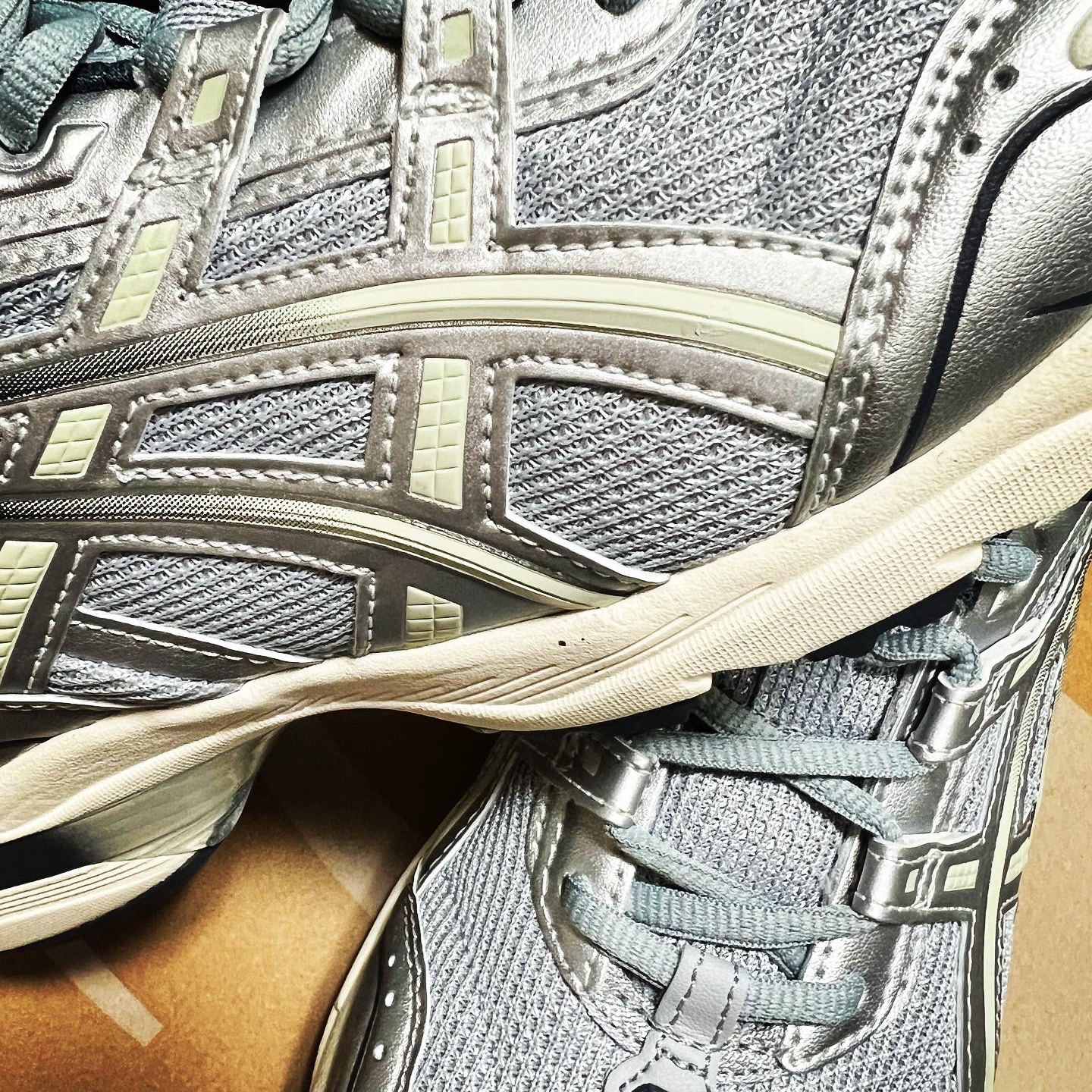 Asics Gel-1090 Piedmont Grey 착용 스타일 - 2