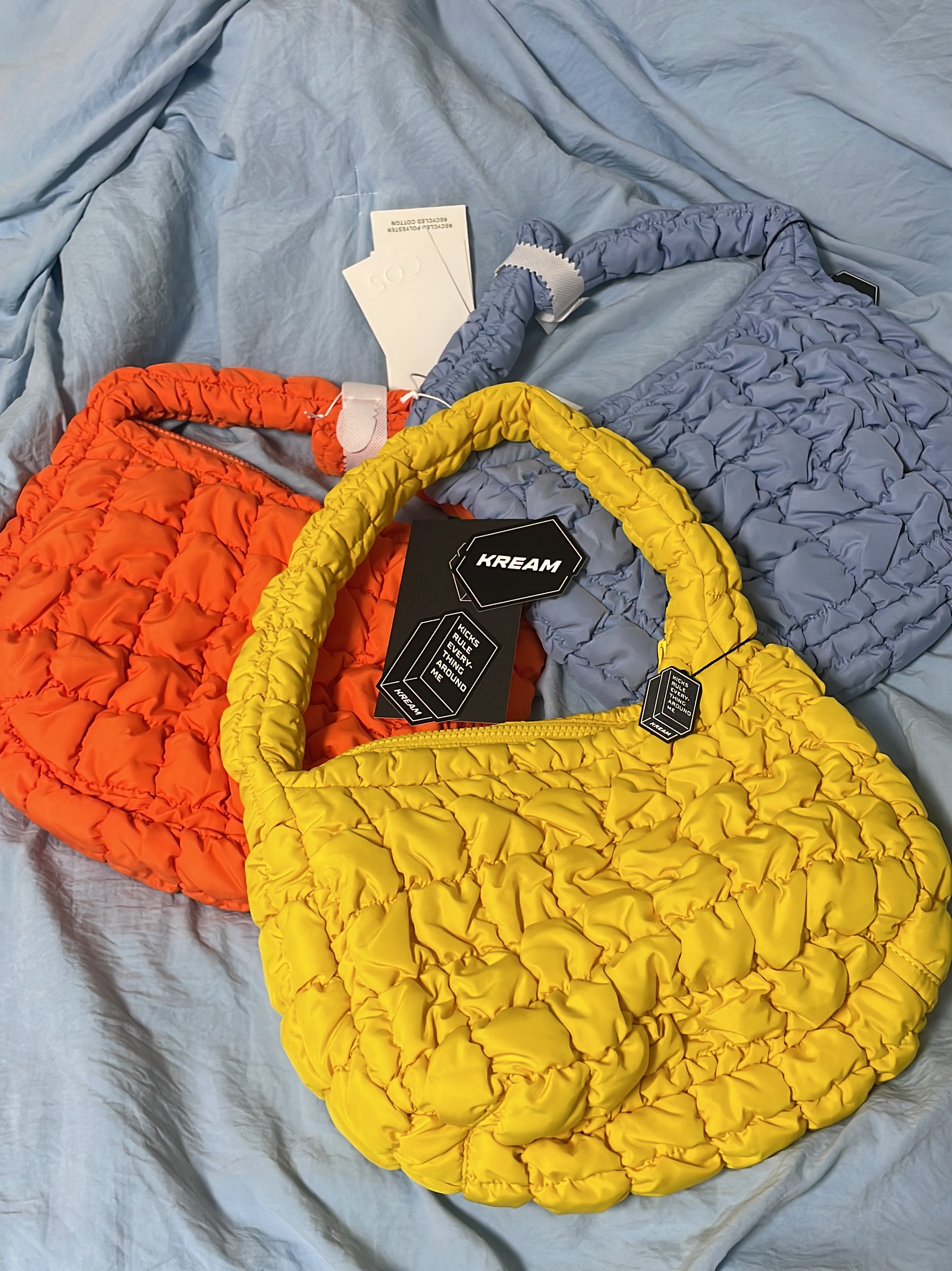 COS Quilted Mini Bag Light Blue, COS Quilted Mini Bag Bright Orange 착용 스타일 - 5