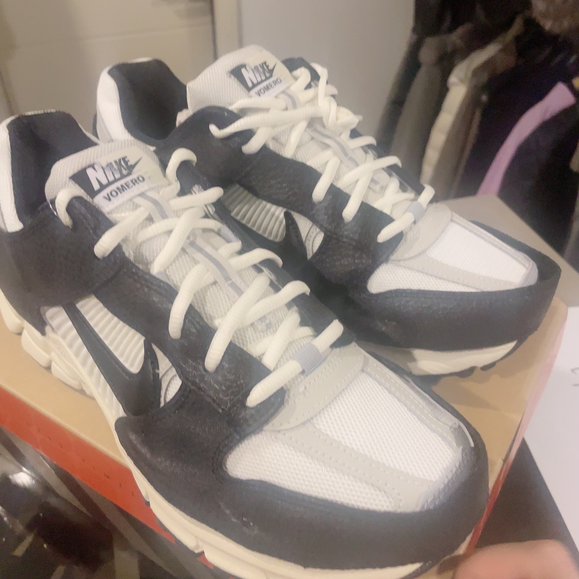 (W) Nike Zoom Vomero 5 Wolf Grey and Black 착용 스타일 - 2