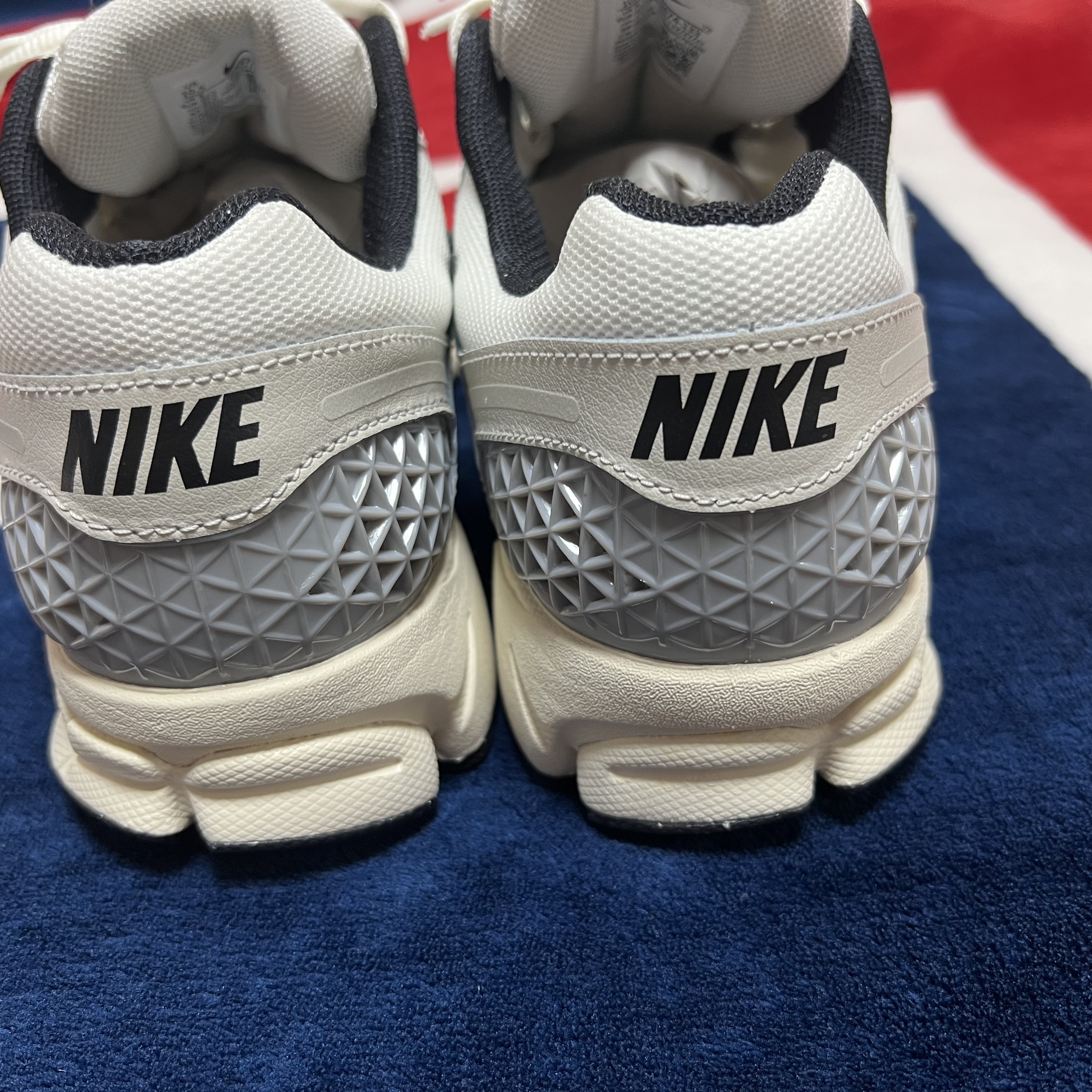 (W) Nike Zoom Vomero 5 Wolf Grey and Black 착용 스타일 - 2