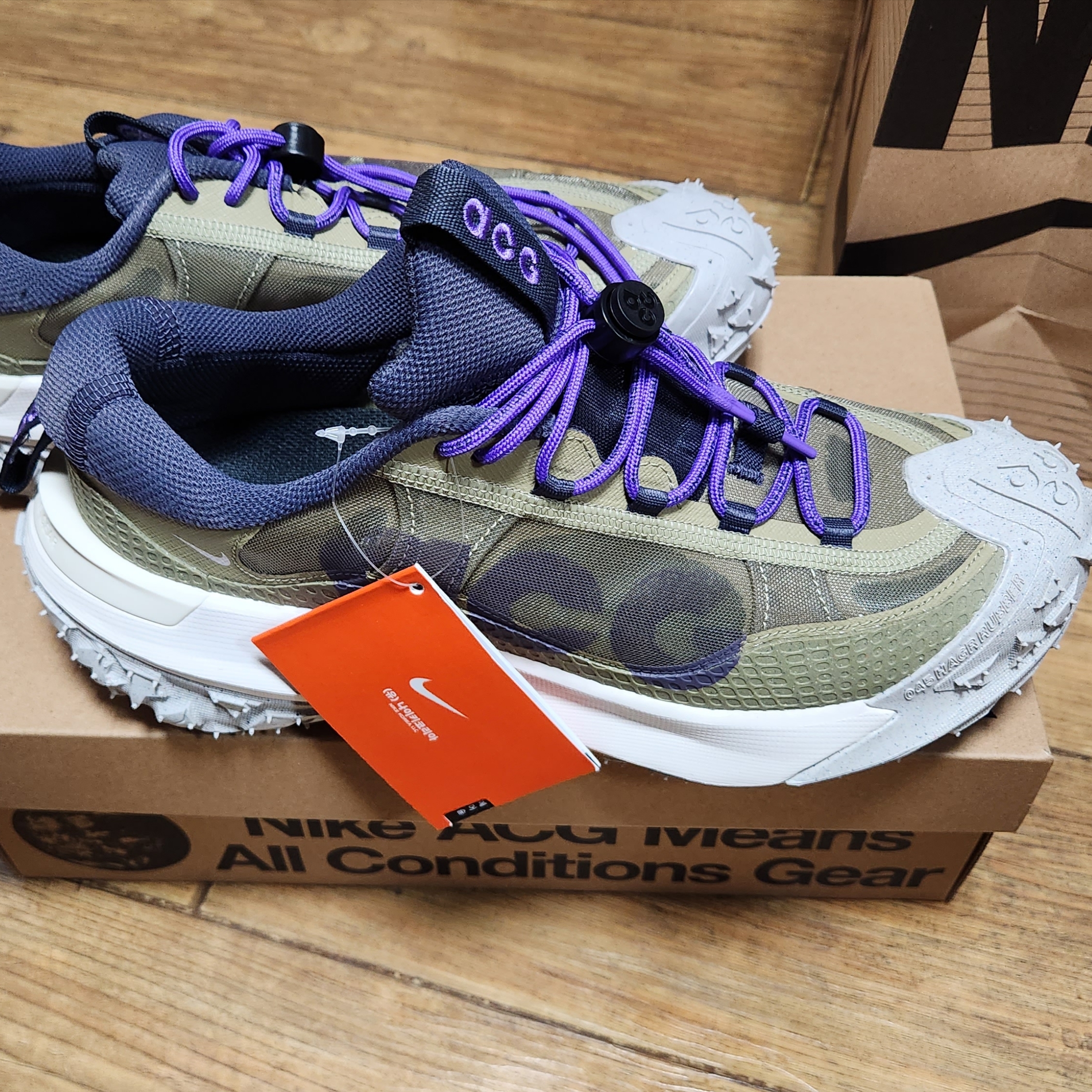 Nike ACG Mountain Fly 2 Low Neutral Olive and Mountain Grape 착용 스타일 - 1