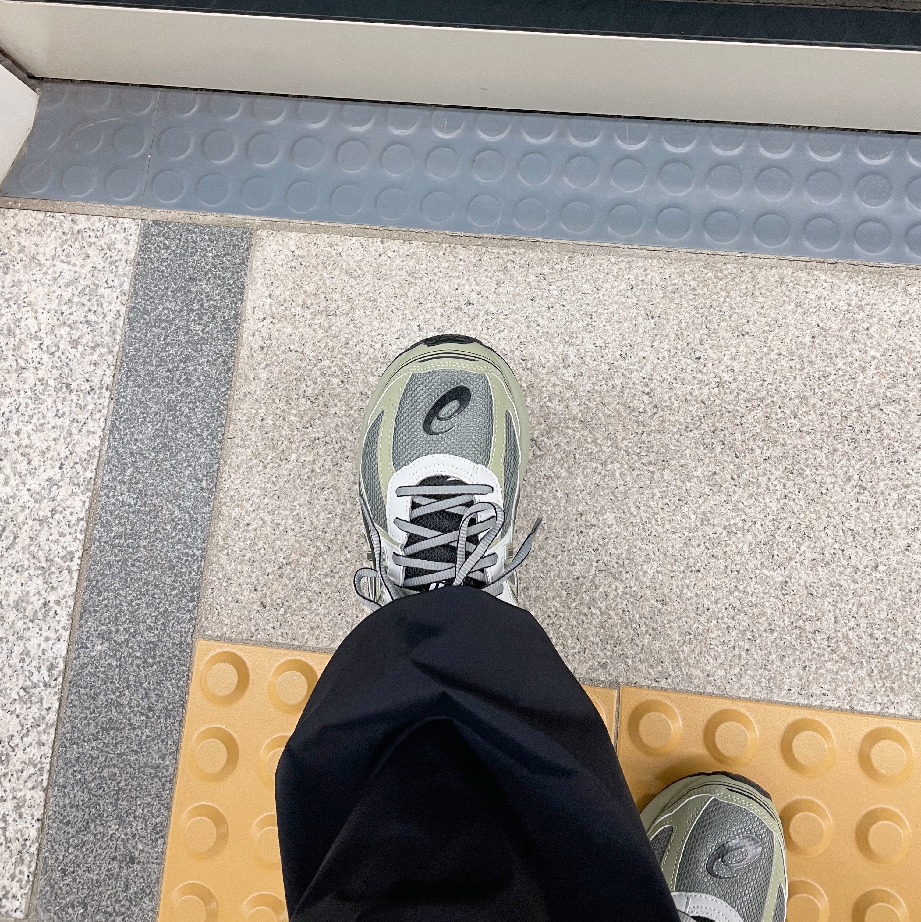Asics Jog 100 S Sheet Rock - 2E Wide 착용 스타일 - 2