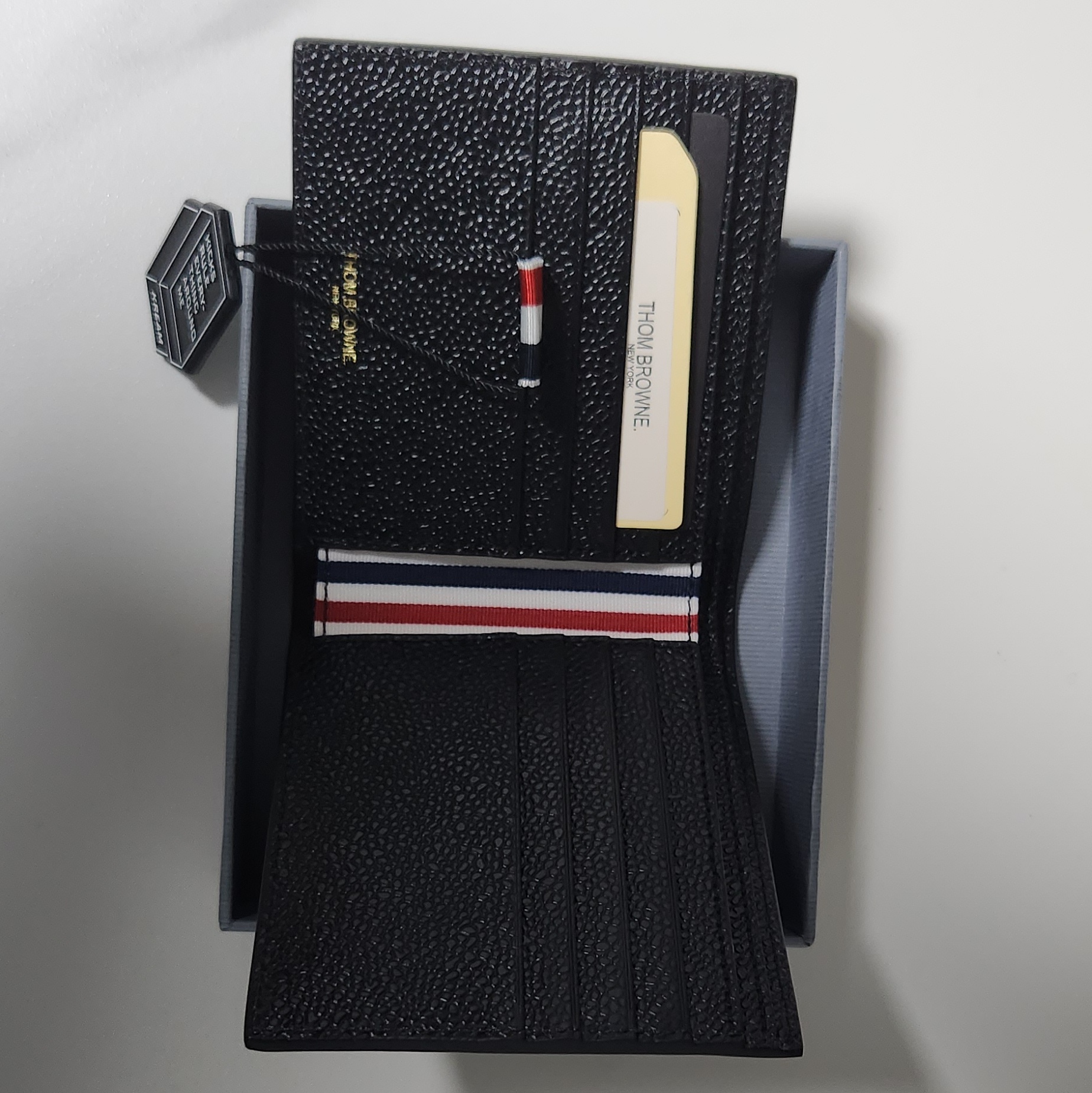 Thom Browne Pebble Grain Bill Fold Wallet Black 착용 스타일 - 2