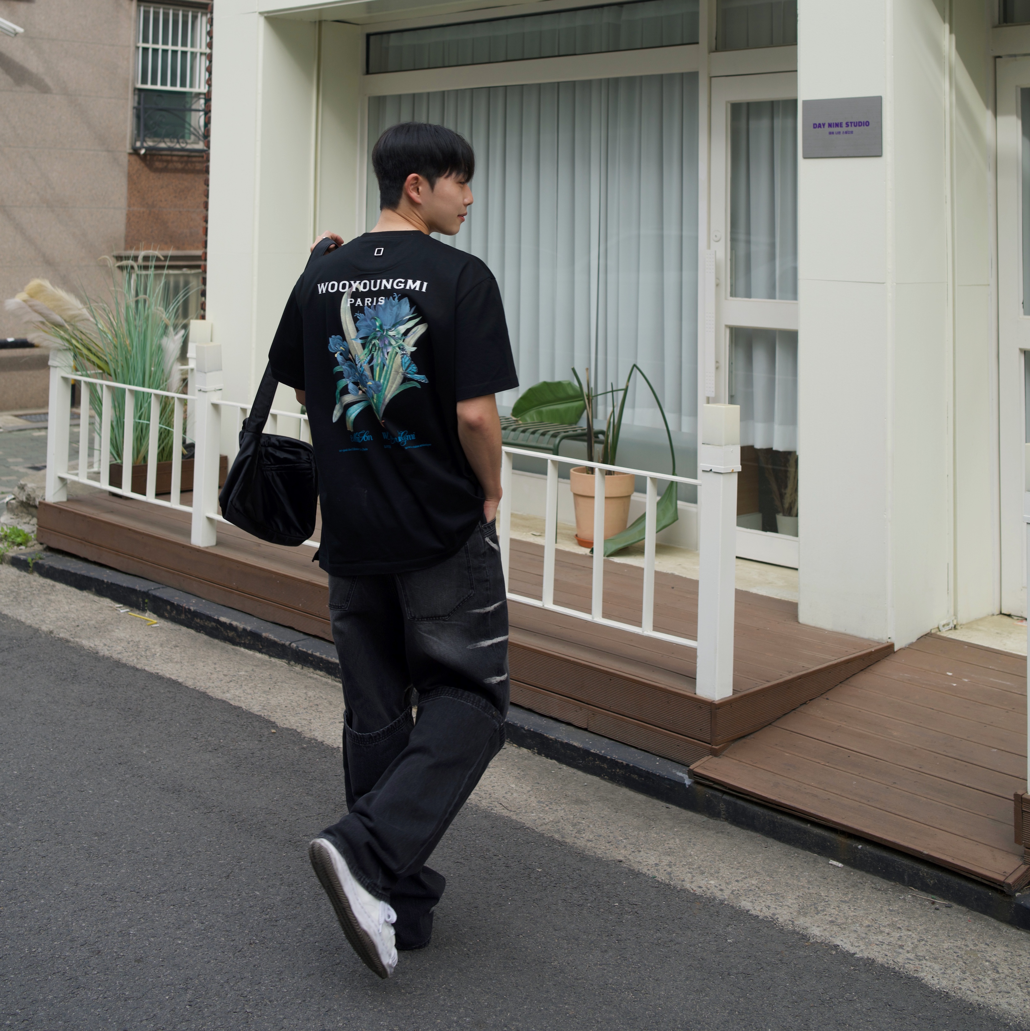 Wooyoungmi Flower Print Back Logo T-Shirt Black - 23SS, Maison Mihara Yasuhiro Blakey OG Sole Leather Low-top Sneakers White 착용 스타일 - 2