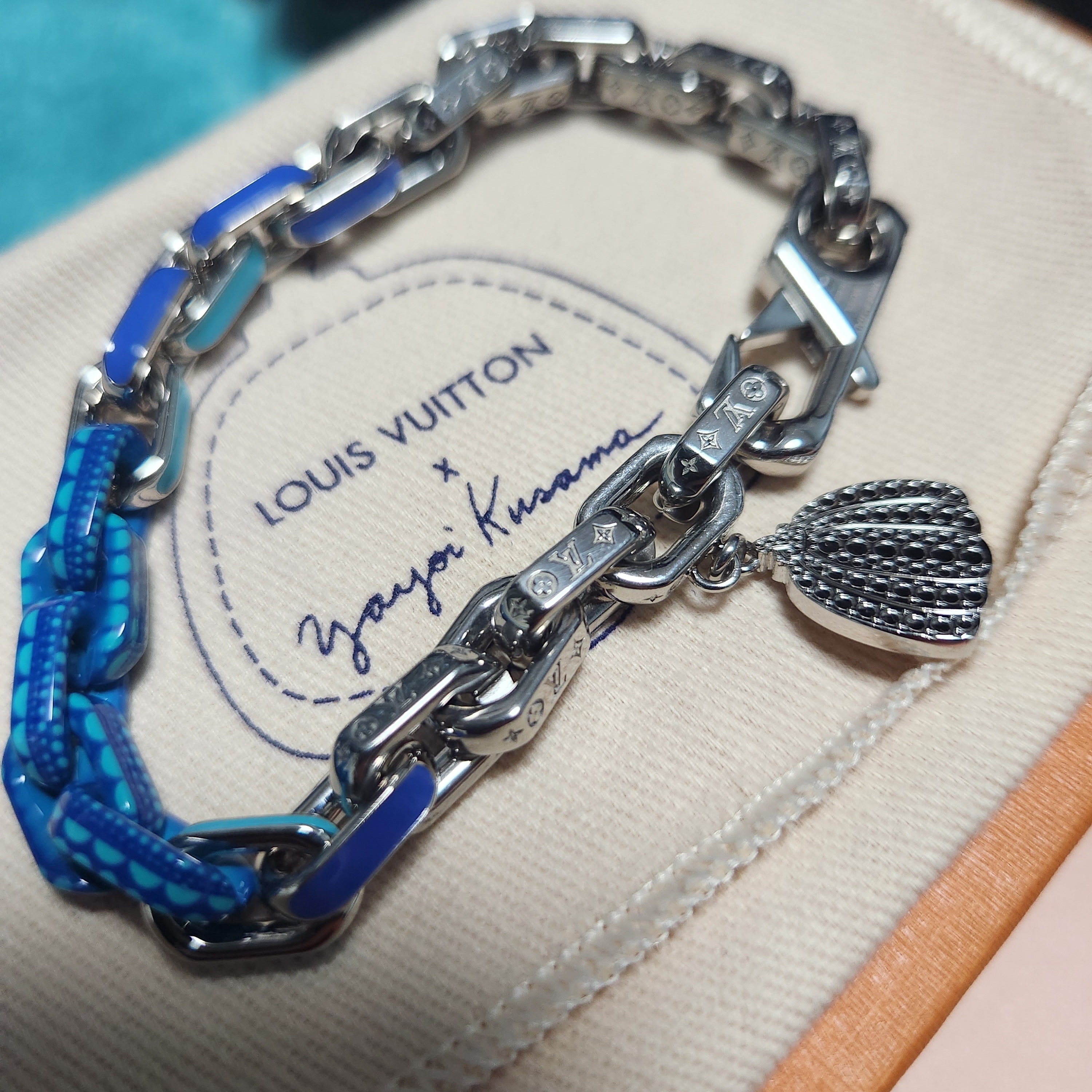 Louis Vuitton x YK Paradise Chain Bracelet Blue 착용 스타일 - 3