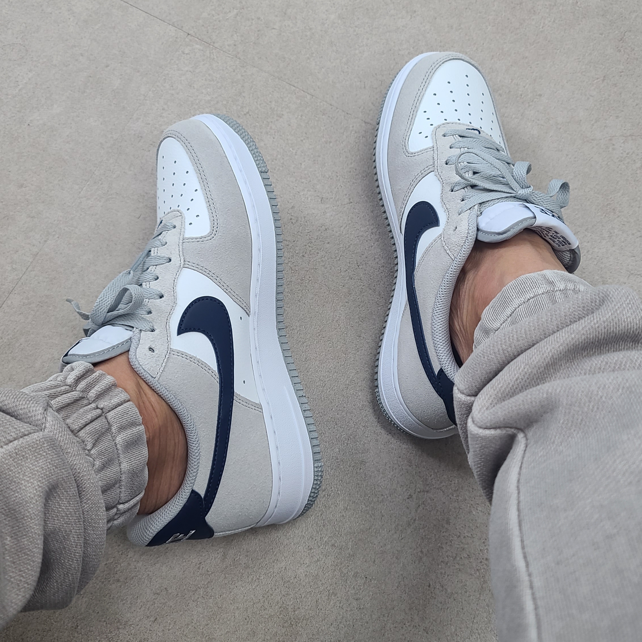 Nike Air Force 1 '07 Light Smoke Grey Midnight Navy 착용 스타일