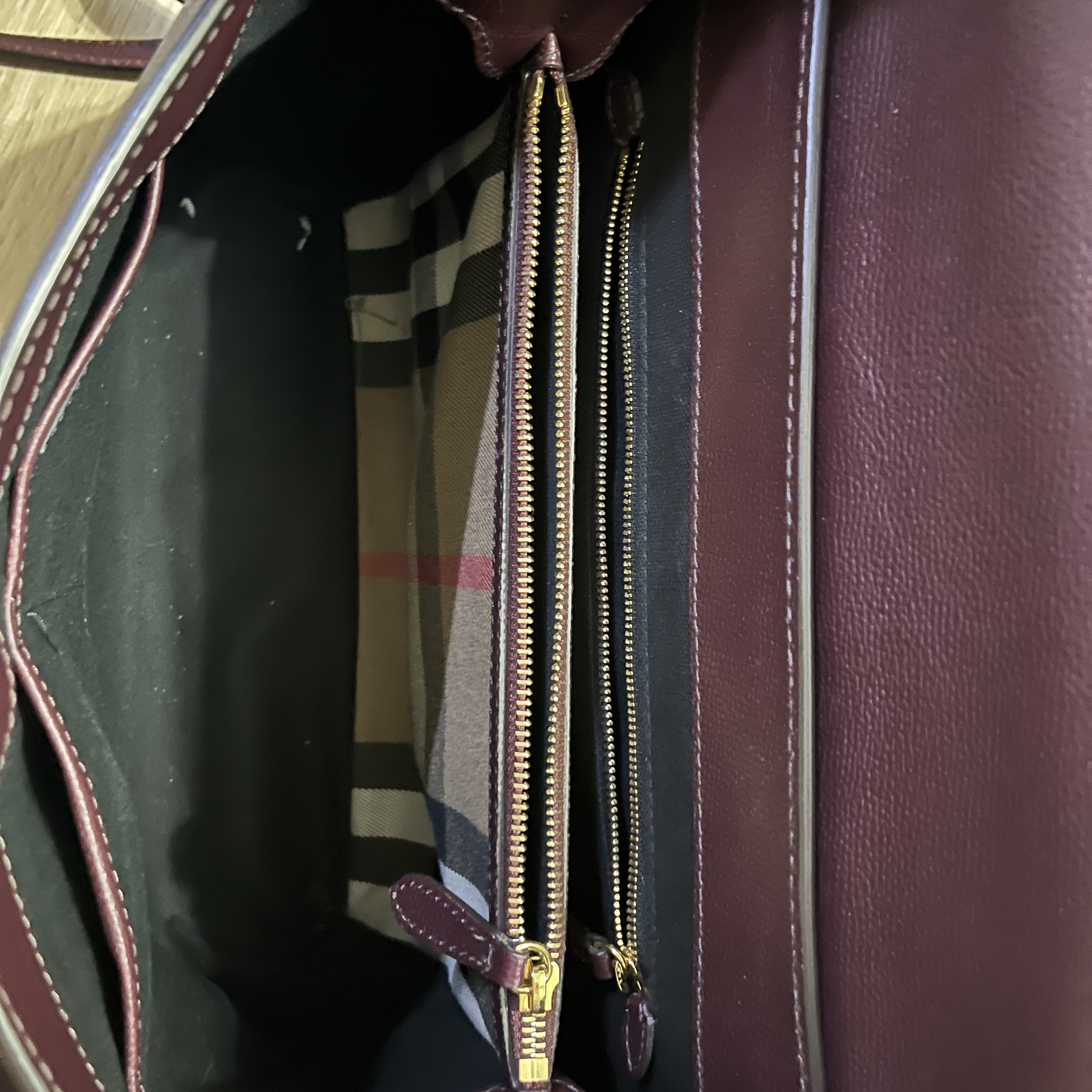 Burberry House Check Small Camberley Tote Bag Dark Sand 착용 스타일 - 5