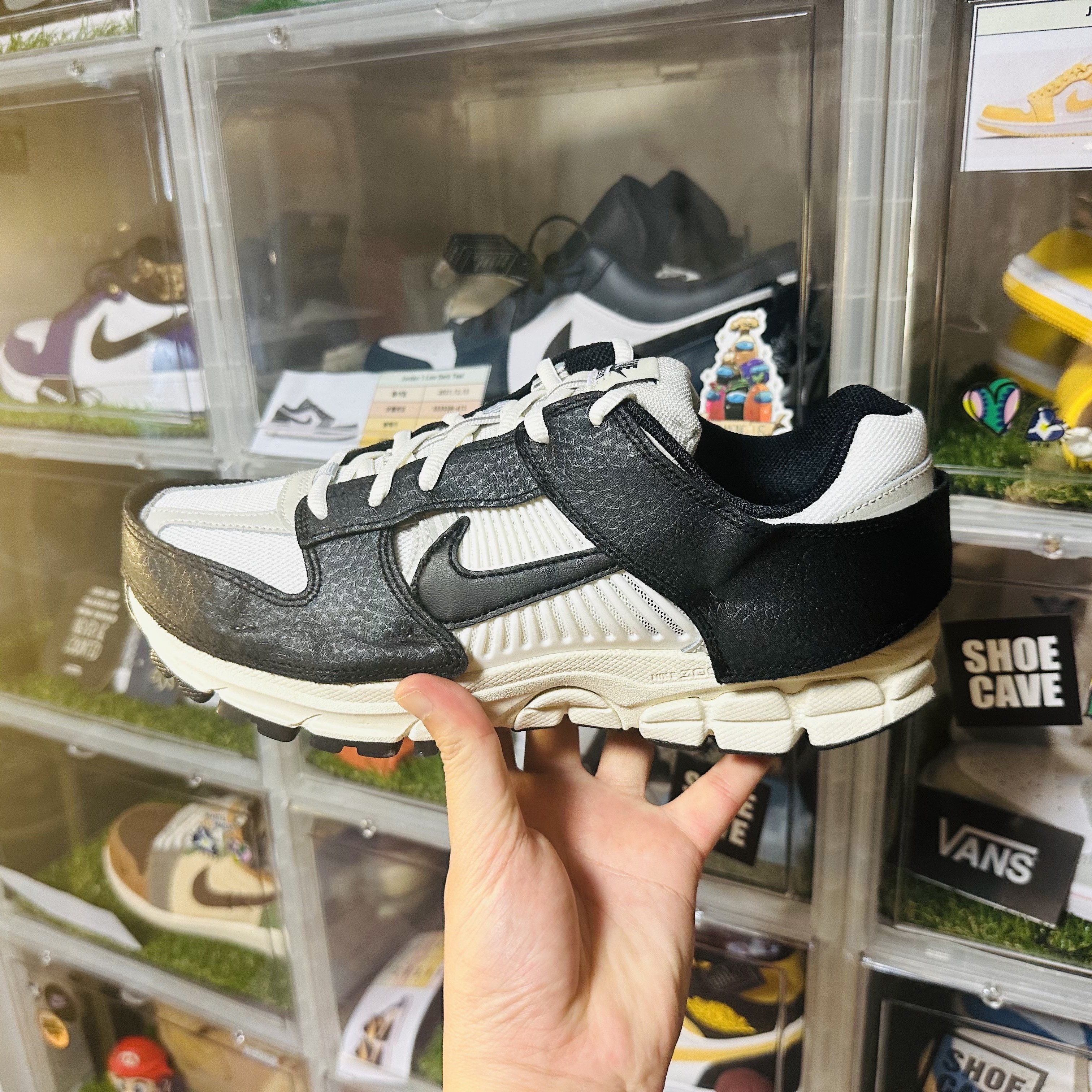 (W) Nike Zoom Vomero 5 Wolf Grey and Black 착용 스타일 - 1