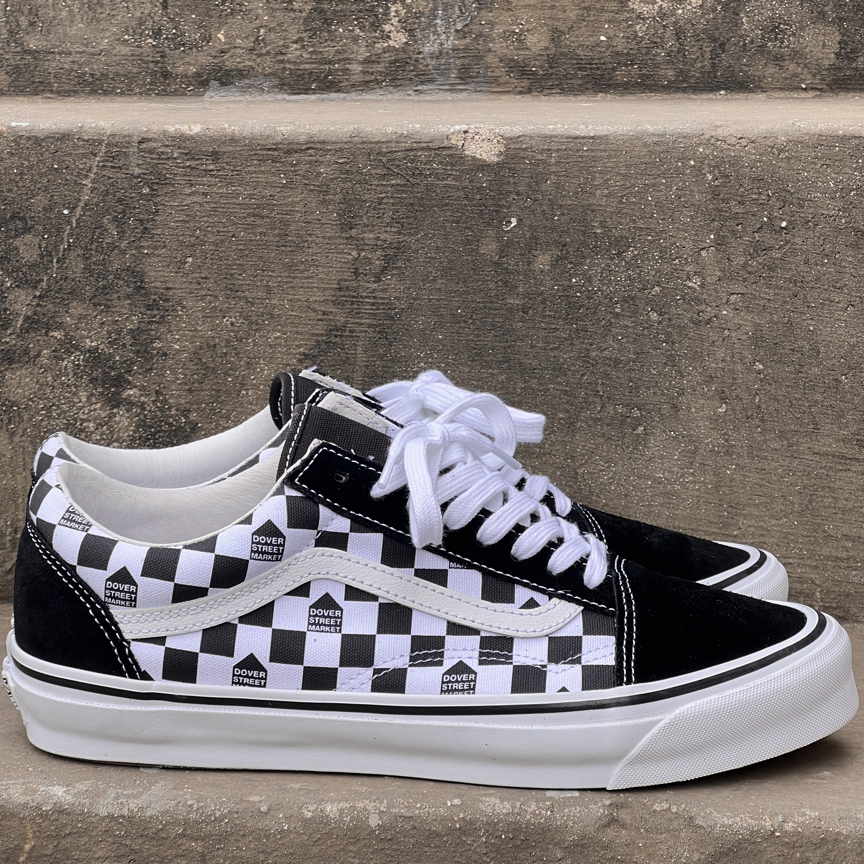Vans Vault x DSM OG Old Skool LX Black White 착용 스타일 - 2