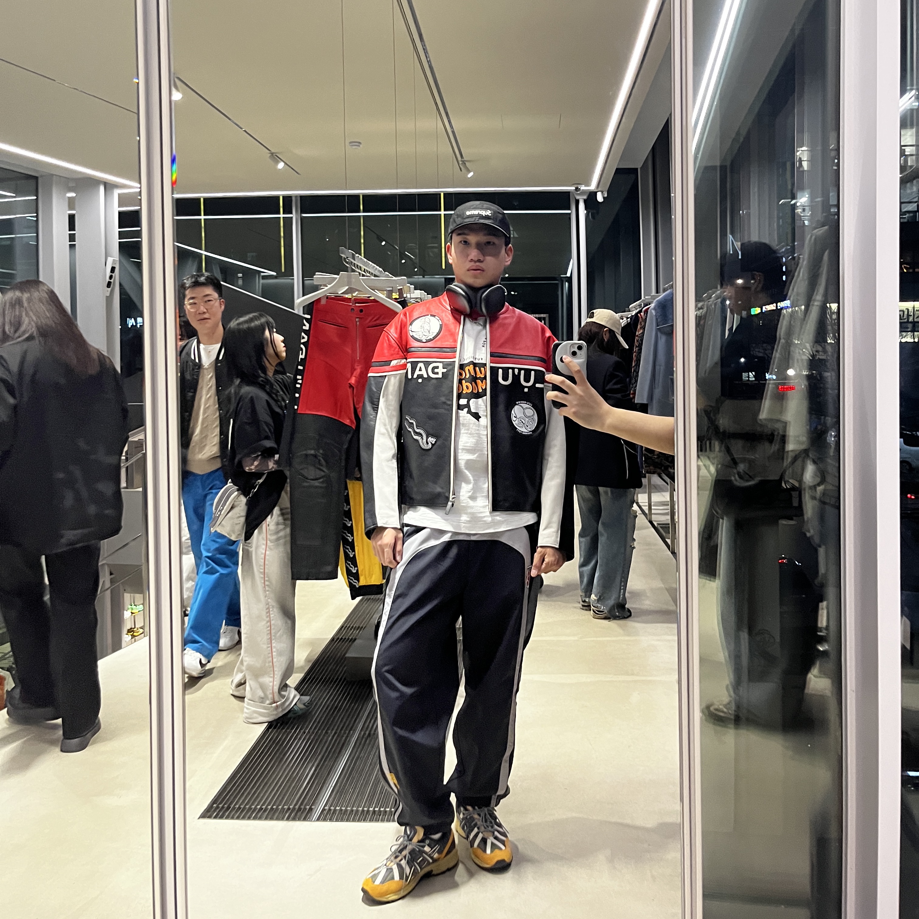 Supreme x Umbro Track Pants Black - 23SS, Asics x Atmos x Grip Swany Gel-Sonoma 15-50 Gore-Tex Yellow 착용 스타일 - 1