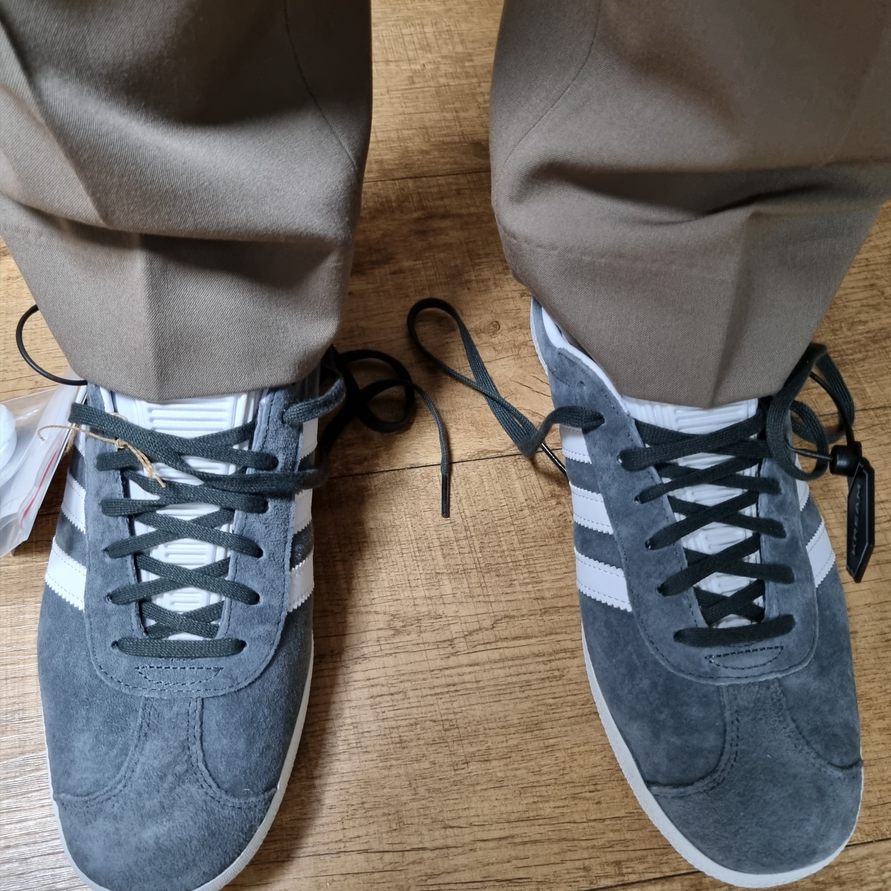 Adidas Gazelle Solid Grey 착용 스타일 - 3
