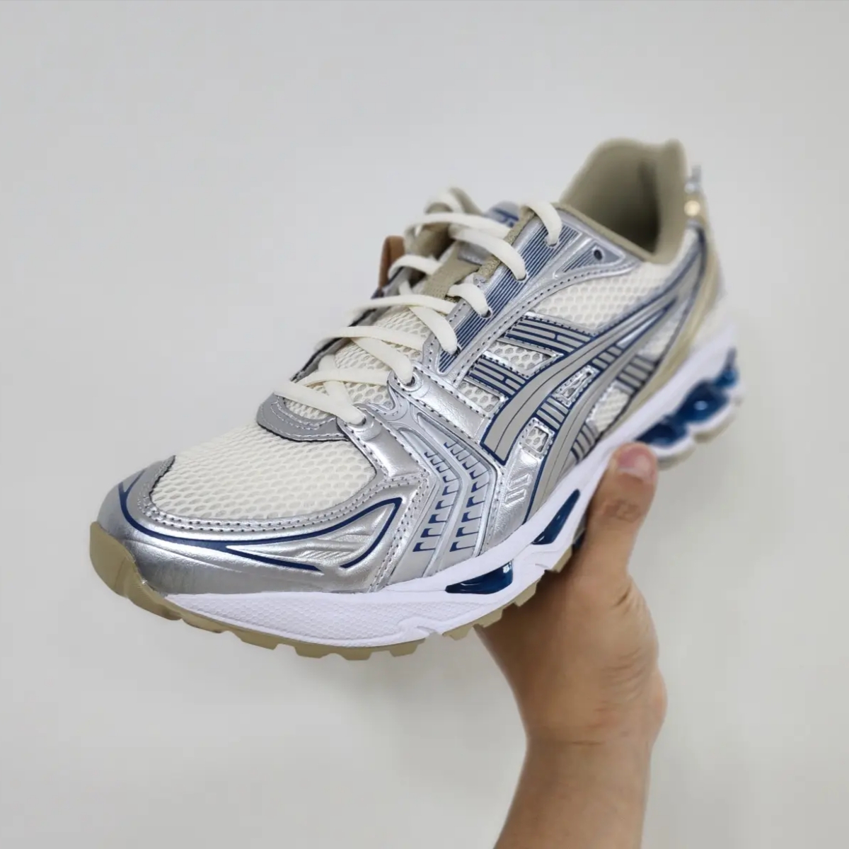 Asics Gel-Kayano 14 Cream Pure Silver 착용 스타일 - 1