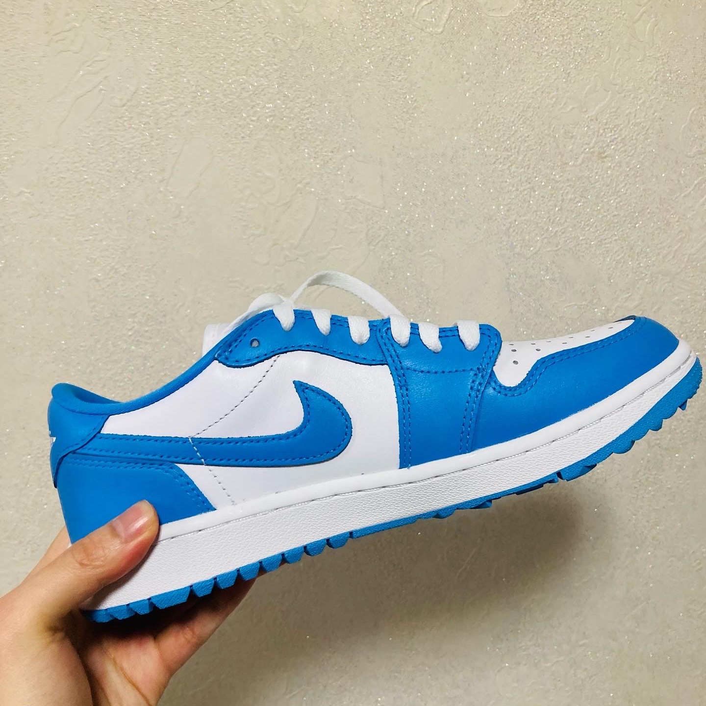 Jordan 1 Low Golf White and University Blue 착용 스타일 - 1