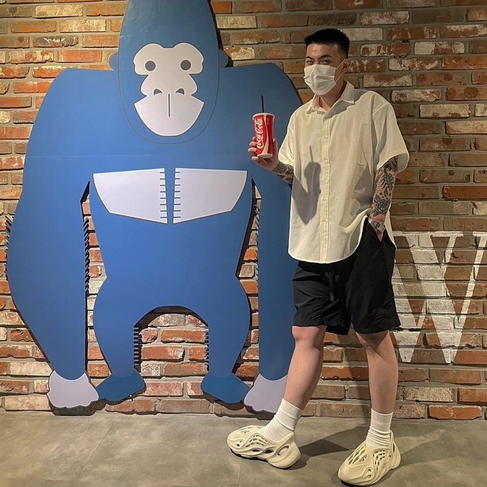 Adidas Yeezy Foam RNNR Sand 착용 스타일
