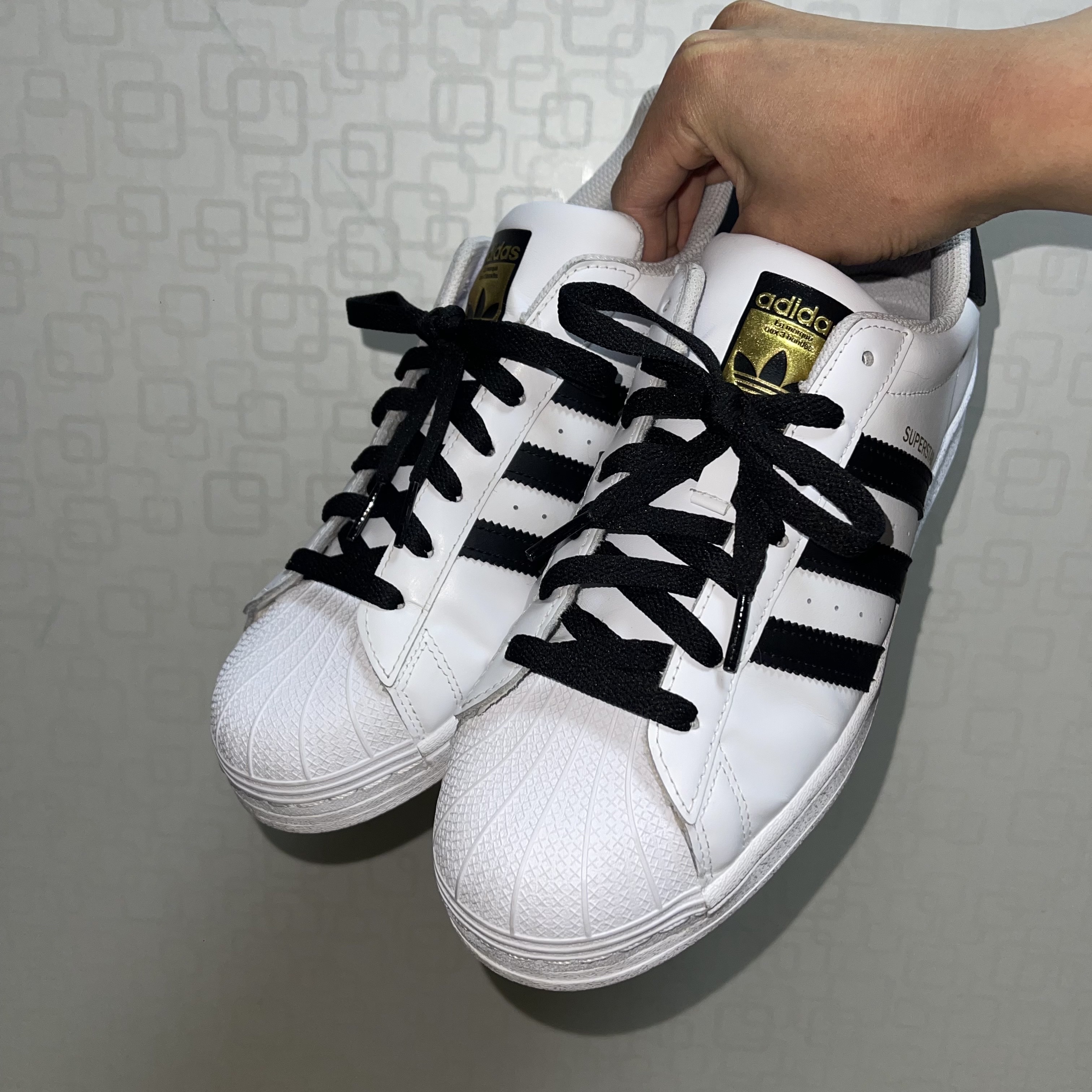 Adidas Superstar White Black 착용 스타일 - 1