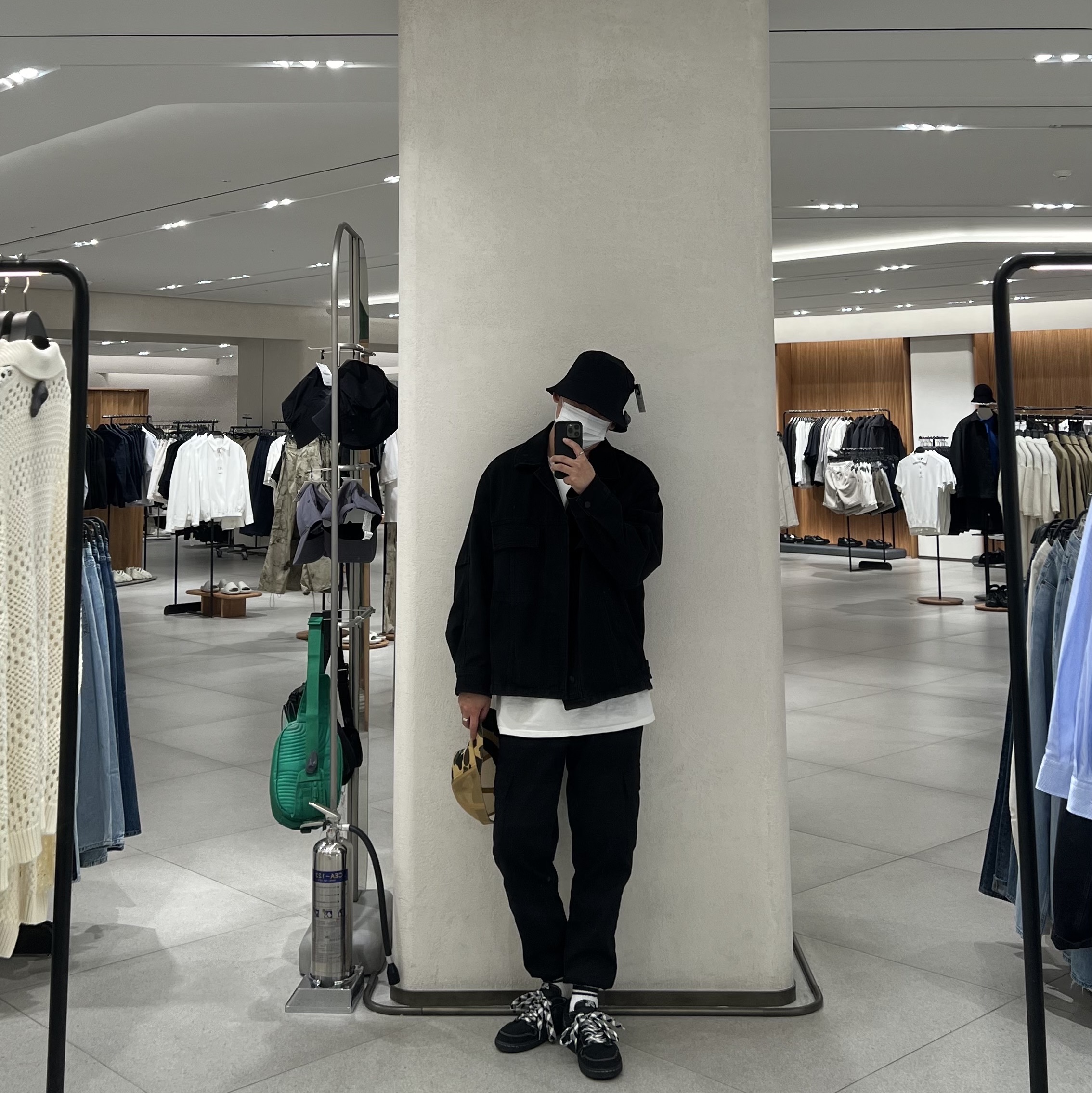 Jordan 1 x Travis Scott Retro Low OG SP Black Phantom, Stussy x BAPE Trucker Cap Yellow 착용 스타일