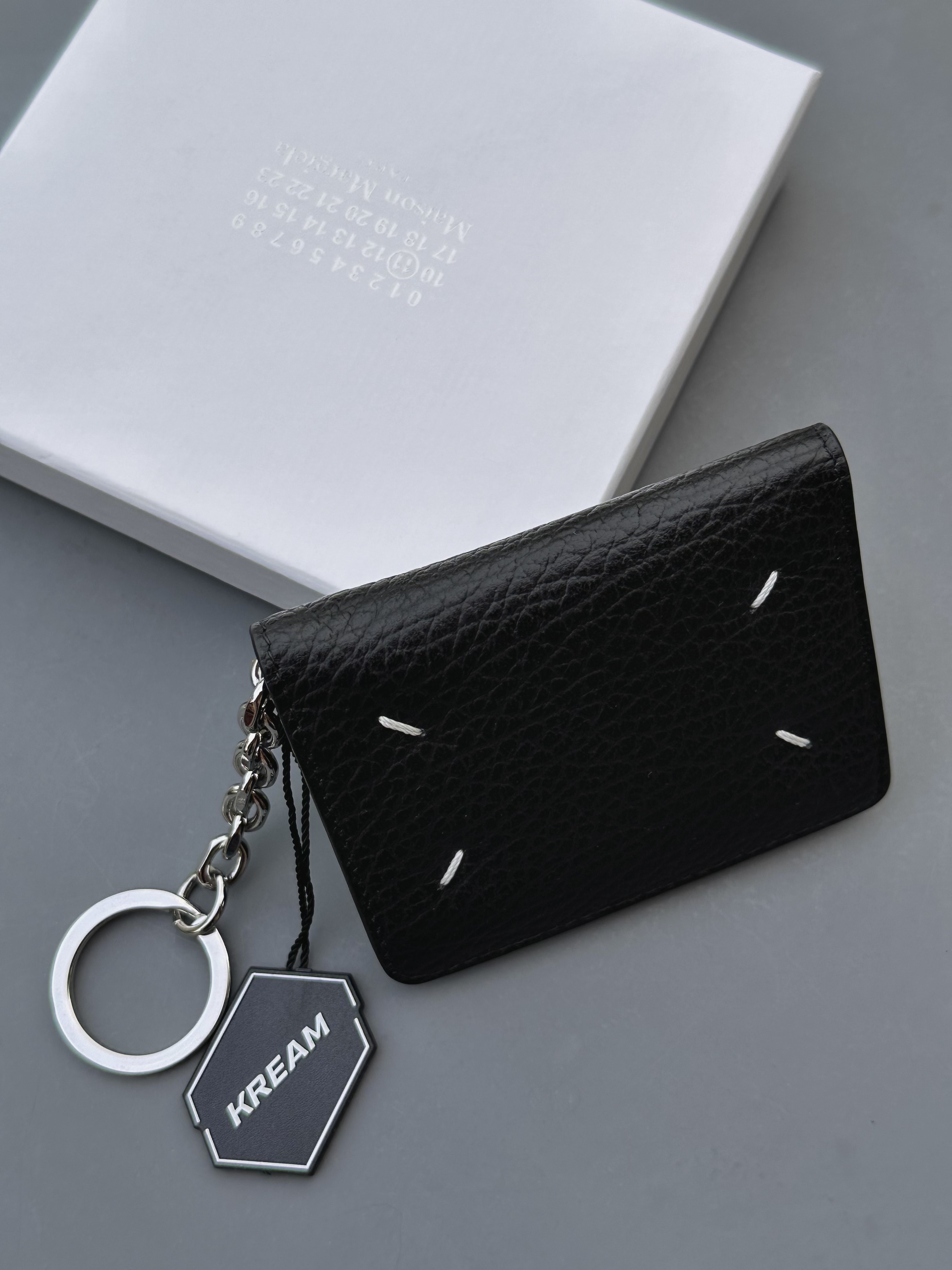 Maison Margiela Keyring Wallet Black 착용 스타일 - 5