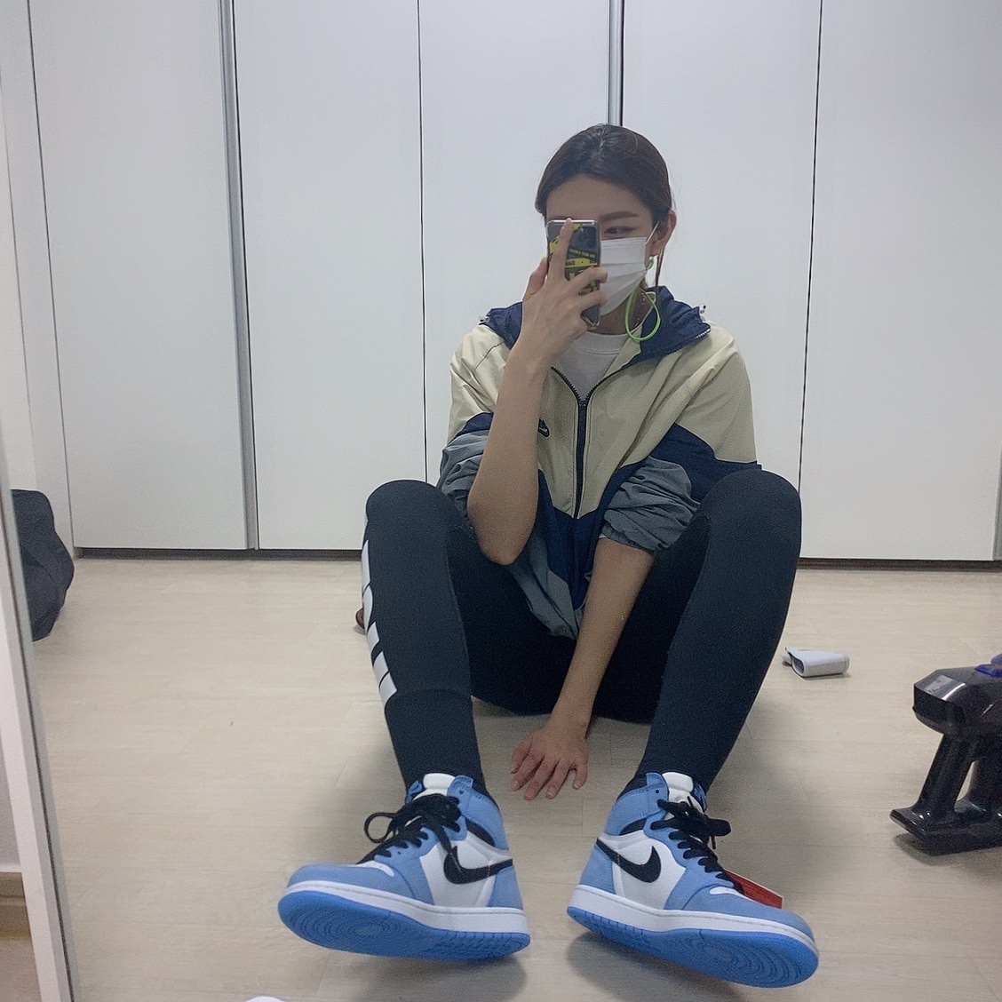 Jordan 1 Retro High OG University Blue 착용 스타일 - 1