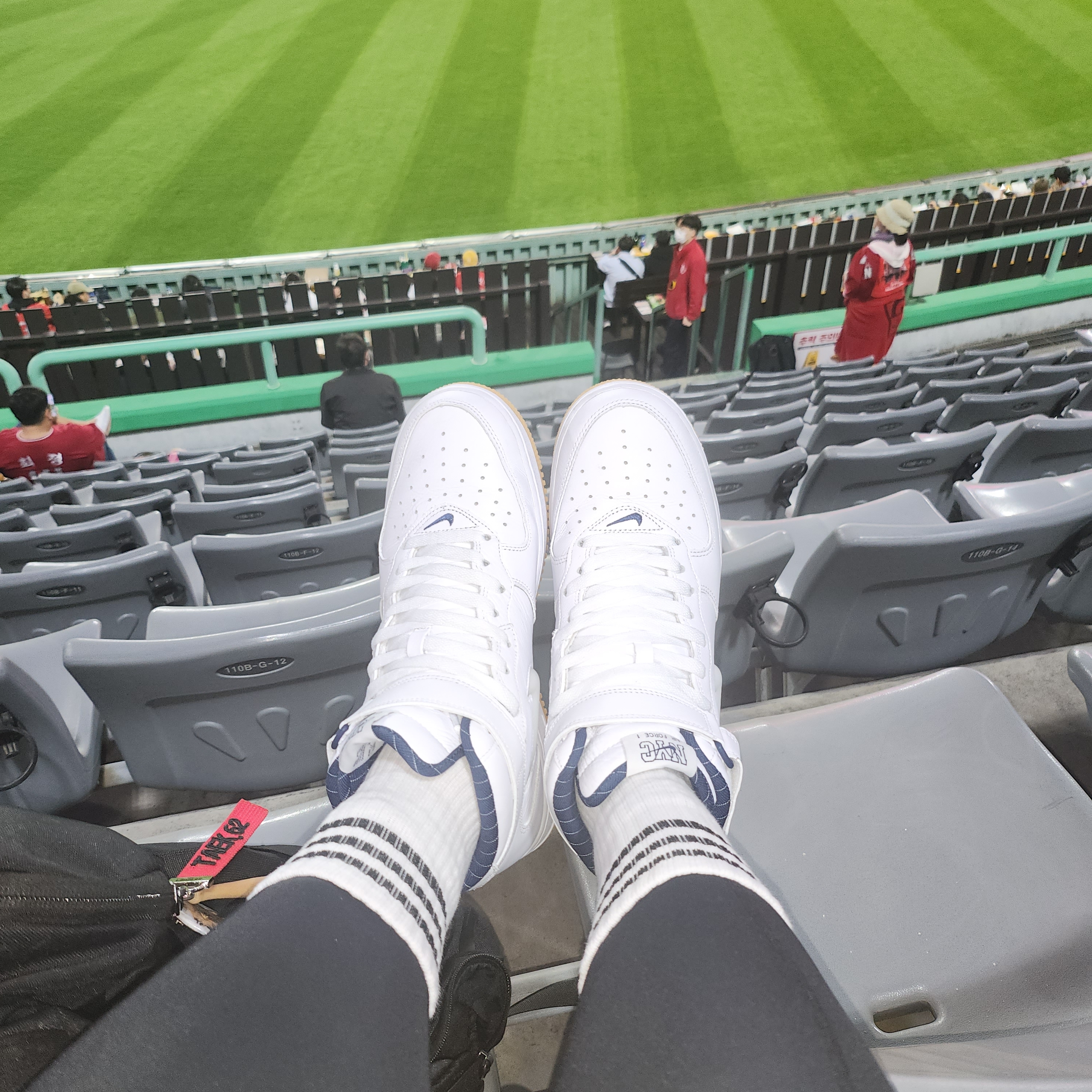 Nike Air Force 1 Mid QS NYC White Midnight Navy 착용 스타일