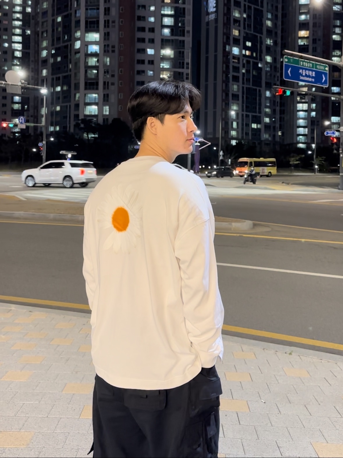 Nike x Peaceminusone LS T-Shirt White (DR0098-100), Nike x Peaceminusone Wide Pants Black (DR0096-010) 착용 스타일 - 1