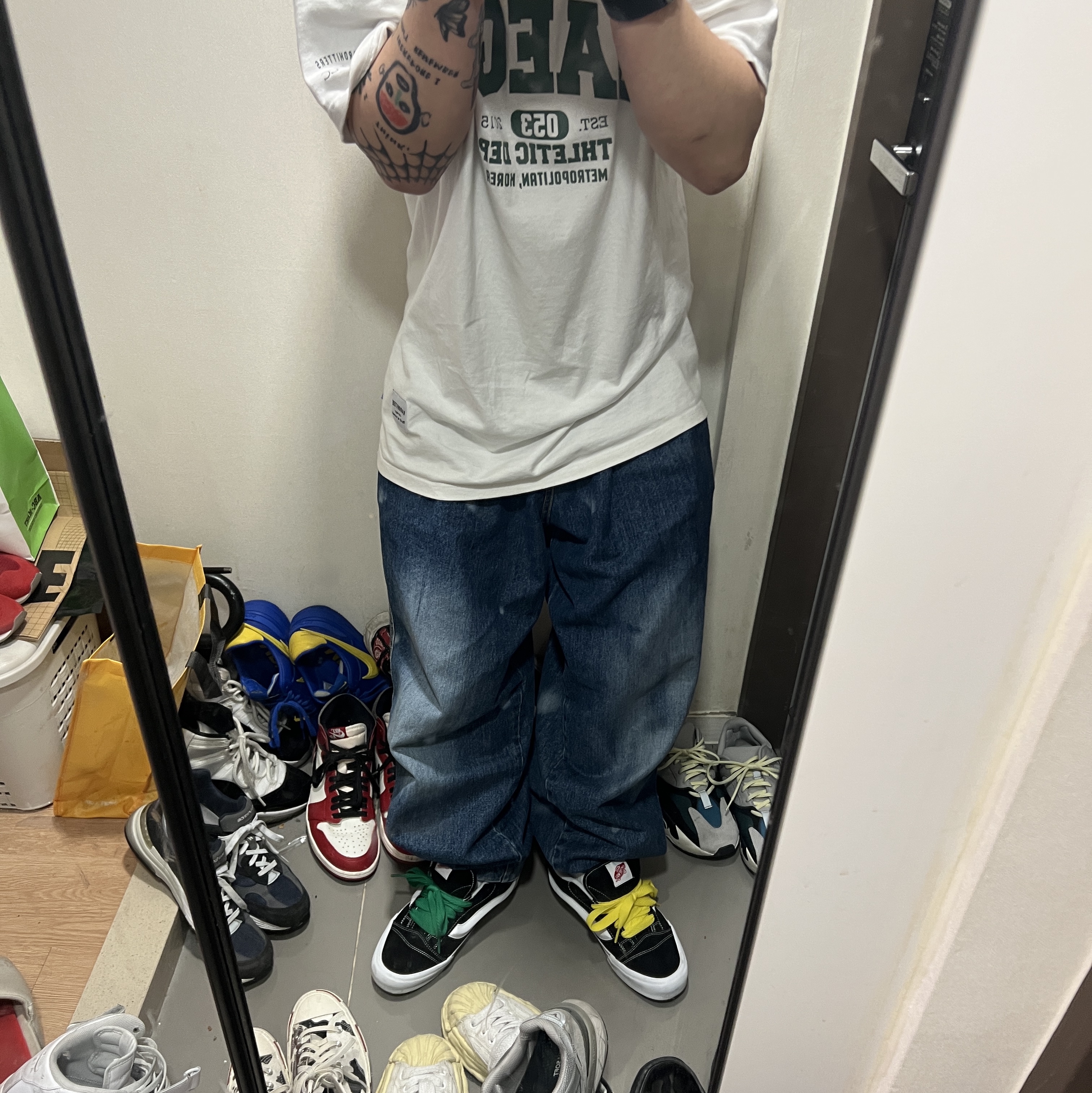 Vans Knu-Skool Black True White, Maison Mihara Yasuhiro Blakey VL OG Sole Canvas Low-top Sneakers White 착용 스타일 - 2