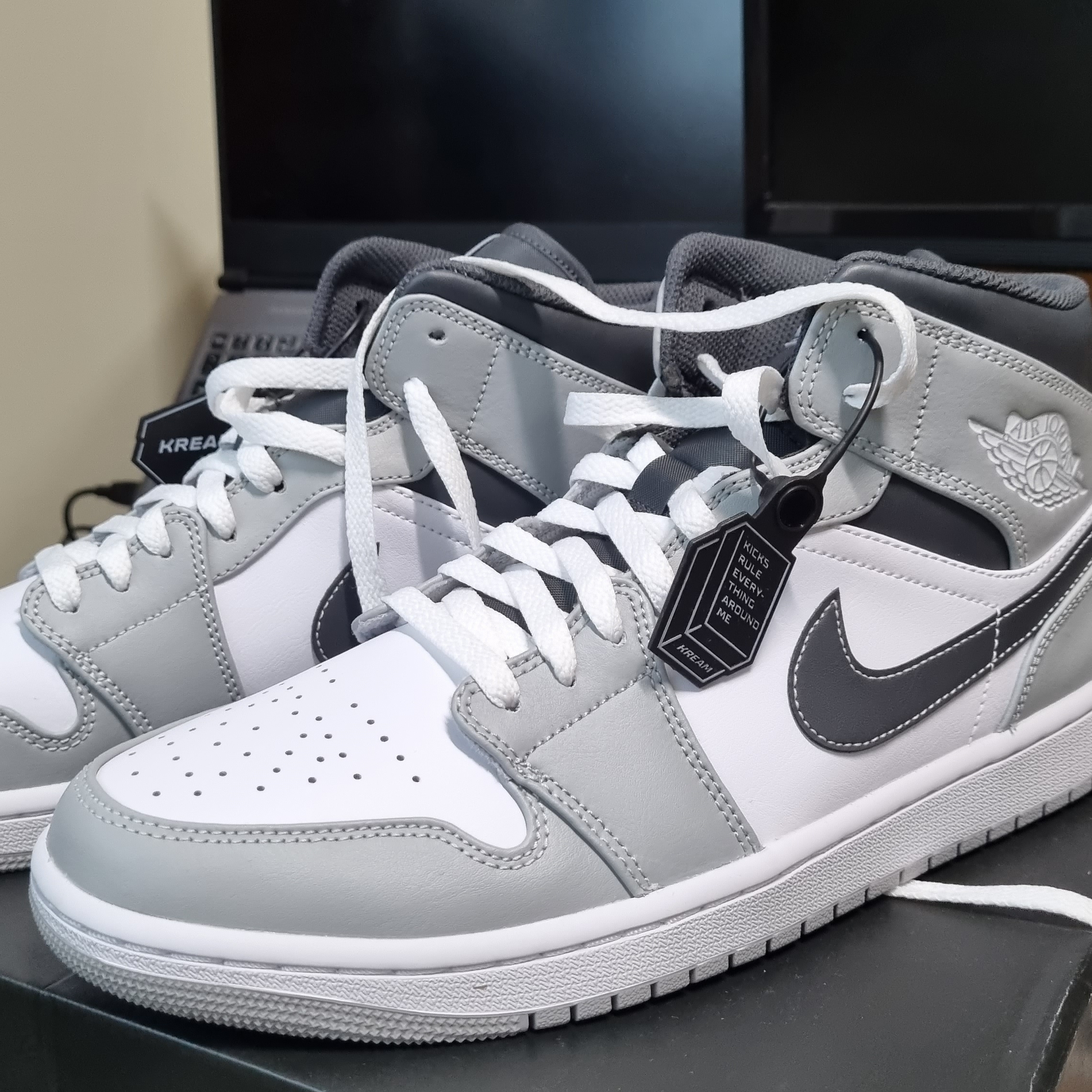Jordan 1 Mid Light Smoke Grey Anthracite 착용 스타일 - 1