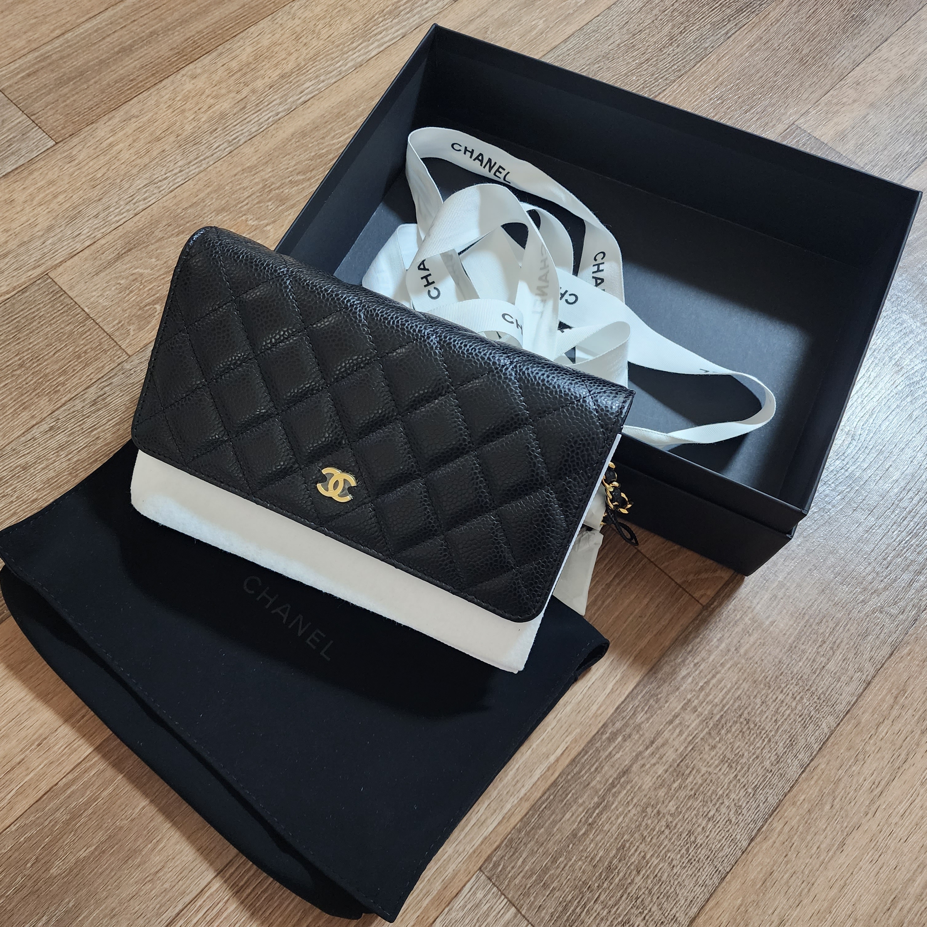 Chanel Classic Wallet On Chain Grained Calfskin & Gold Black 착용 스타일