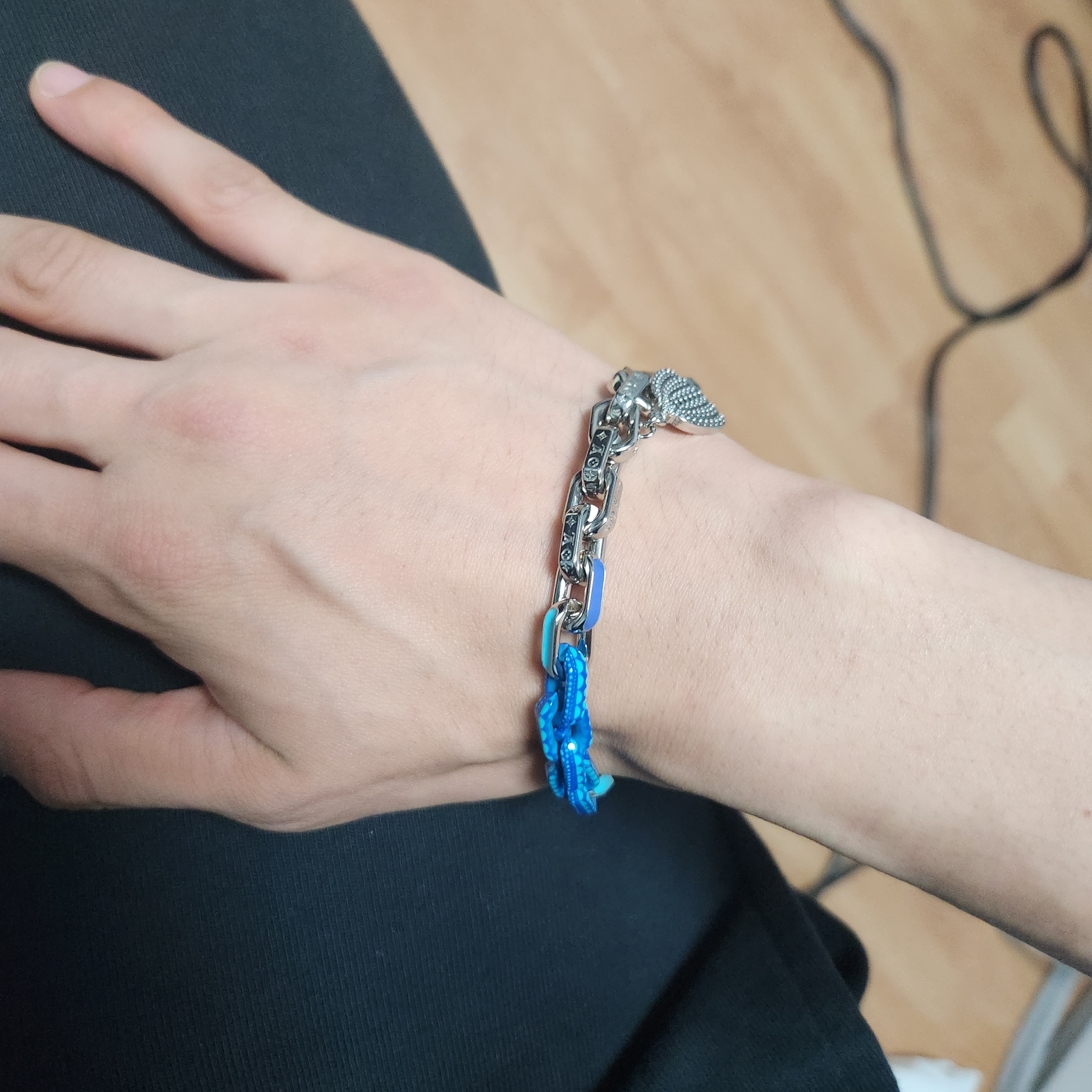 Louis Vuitton x YK Paradise Chain Bracelet Blue 착용 스타일 - 2