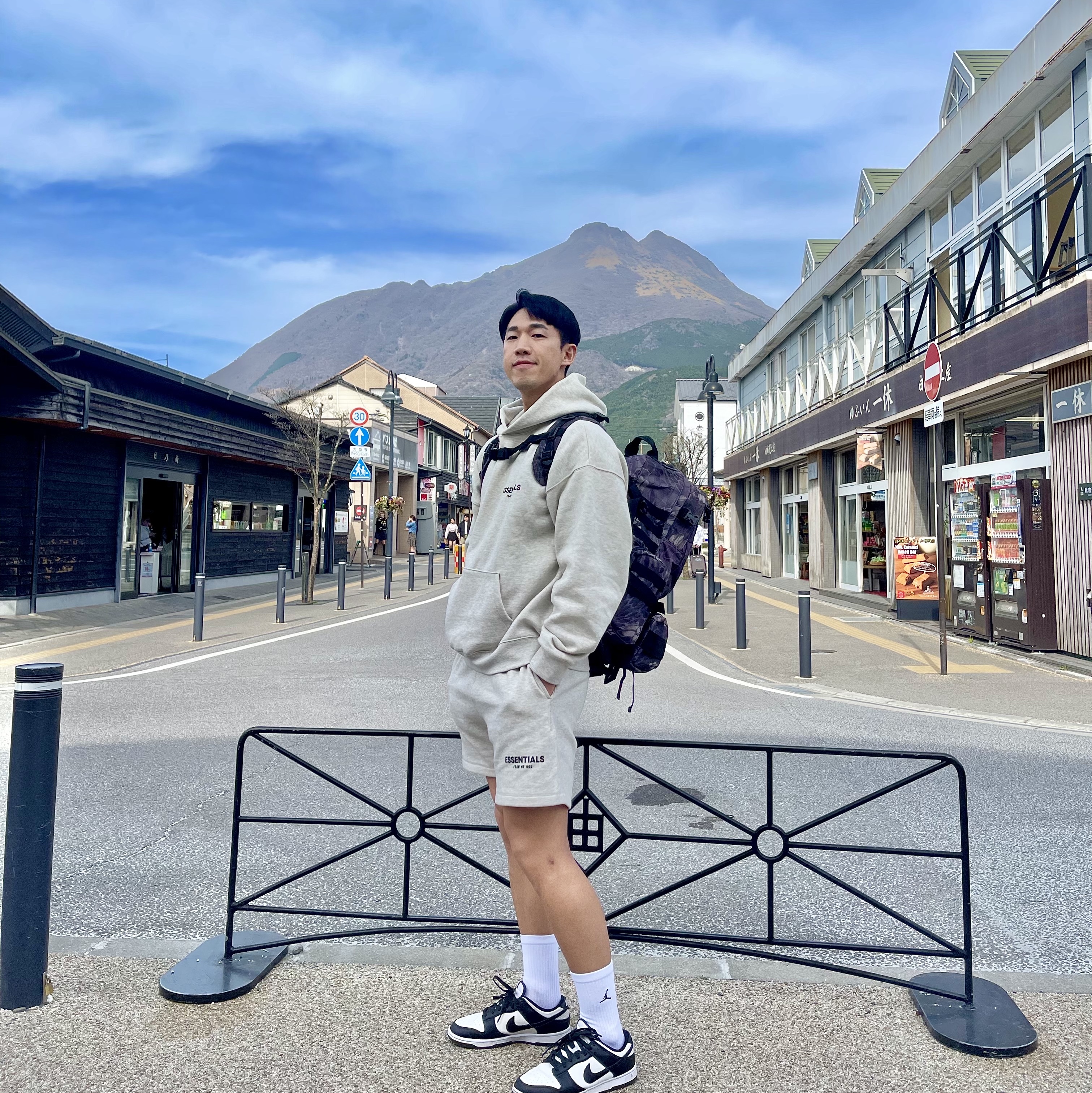 Essentials The Core Collection Sweatshorts Light Oatmeal, Nike Dunk Low Retro Black 착용 스타일