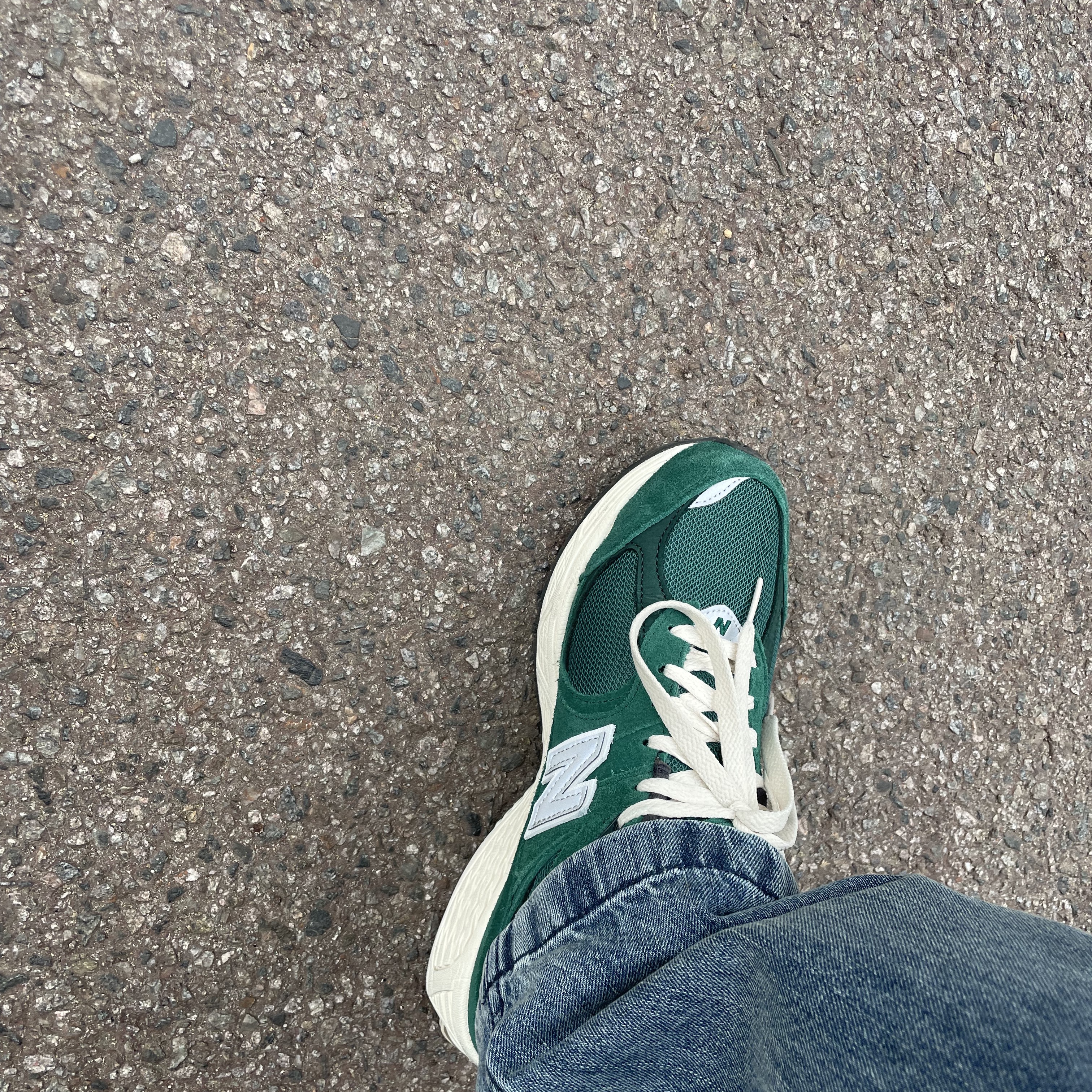 New Balance 2002R Nightwatch Green 착용 스타일 - 2